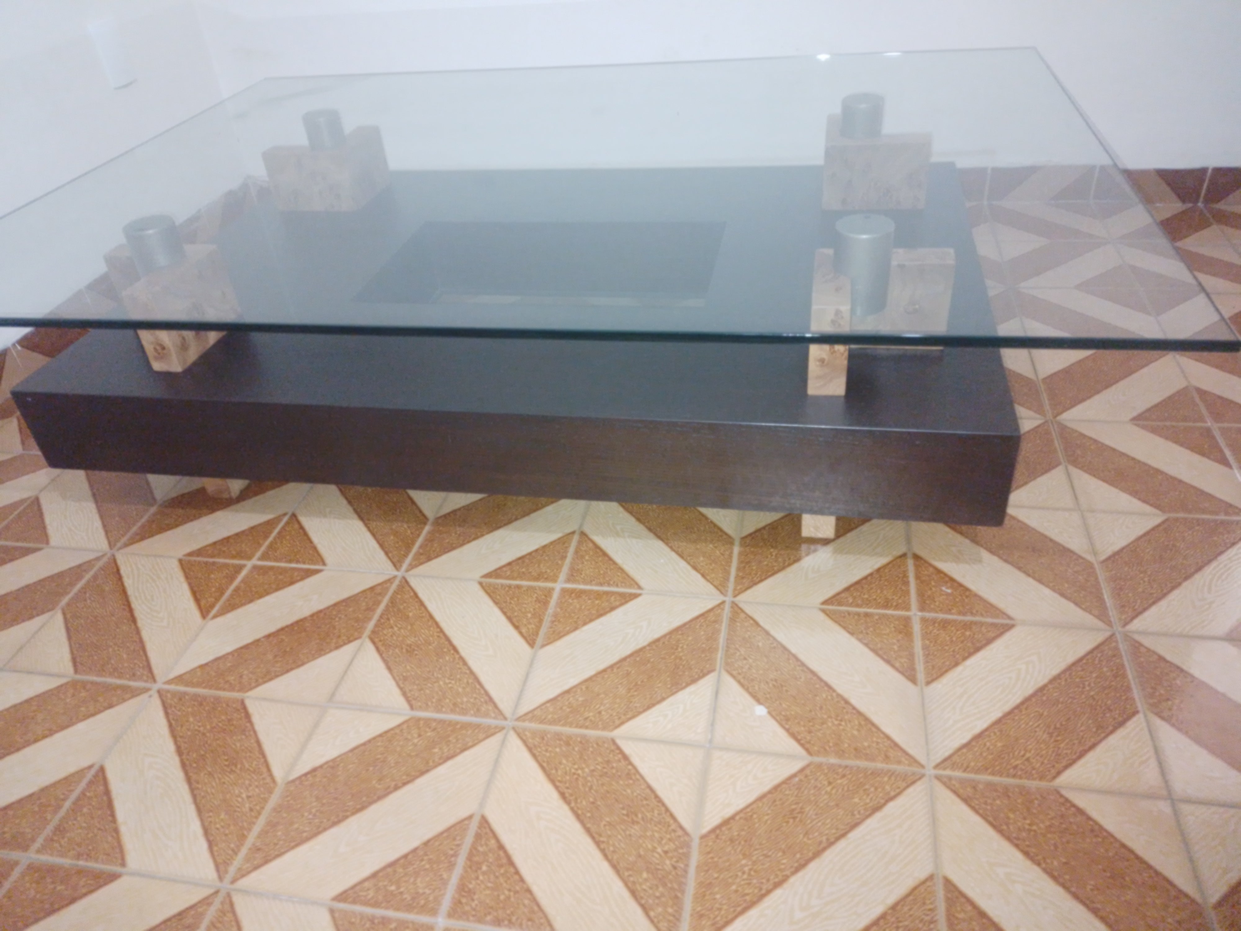 Conjunto finíssimo de mesa de centro retangular e mesinha redonda em madeira com formas geométricas e tampo de vidro 