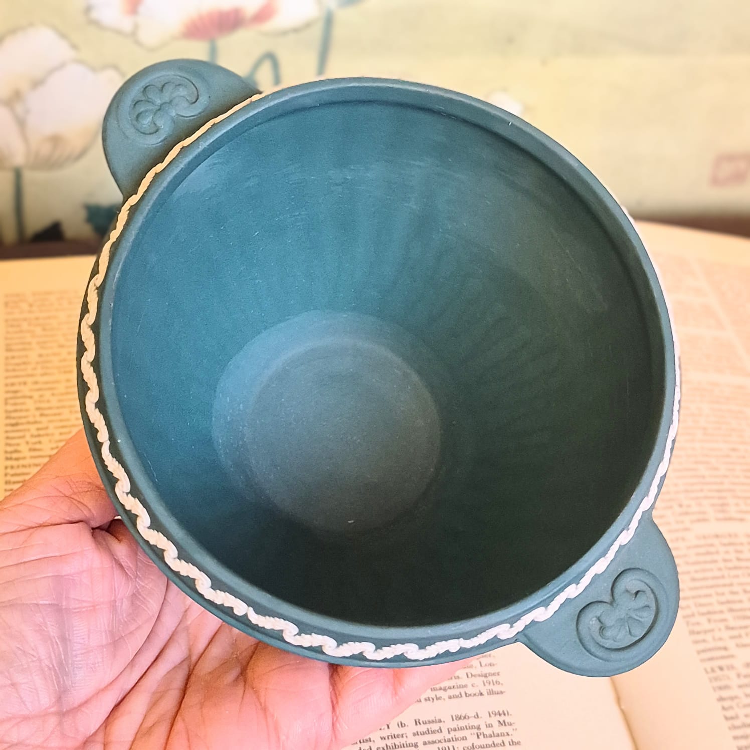 Bowl / tigela / porta treco em Jasperware Wedgwood na cor verde pinheiro, muito raro. Anos 70, com imagem de Baco no centro, alça dupla e canelado.