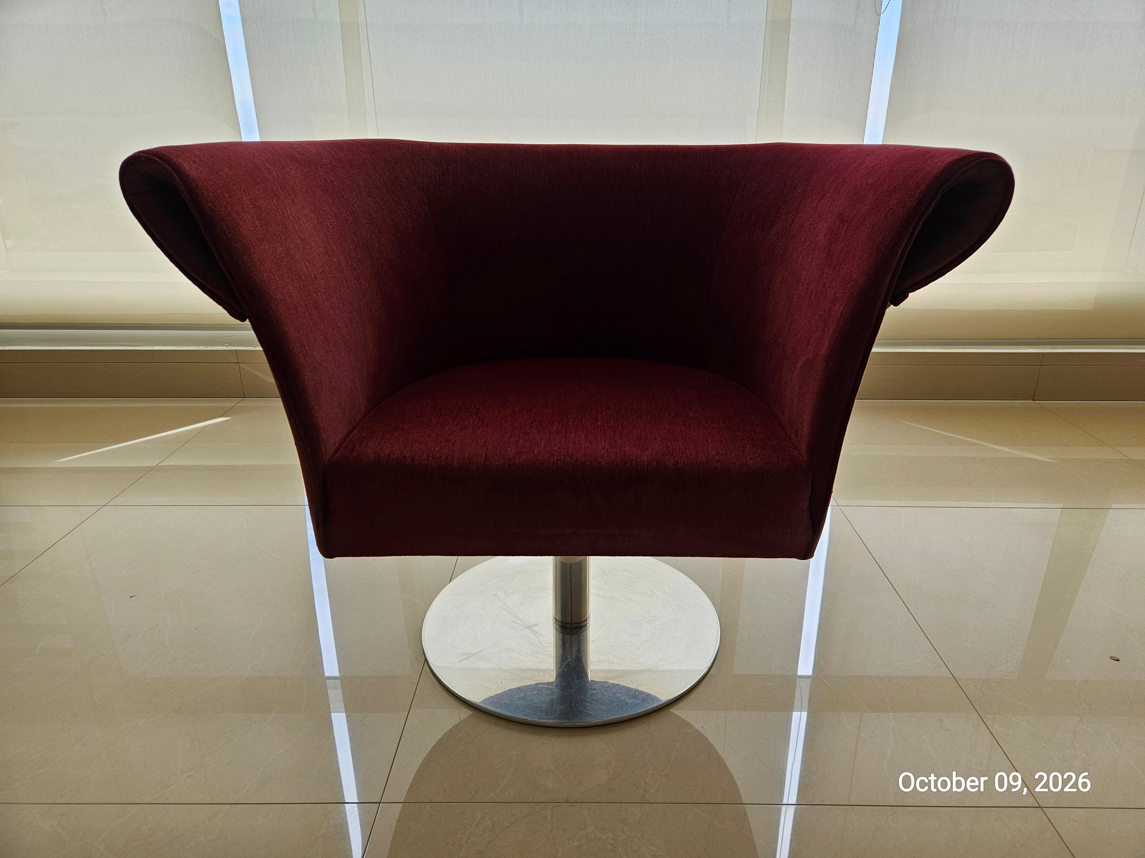 Poltrona Giratória Vinho e base em metal design SAVA