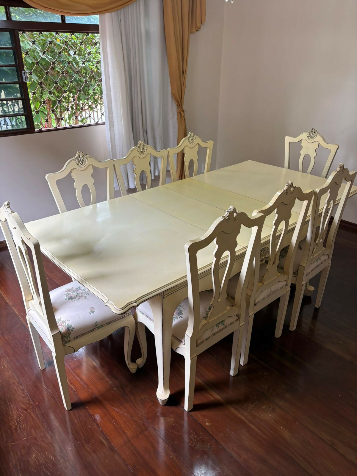 Mesa Provençal com 08 Cadeiras - Madeira imbuia laqueada.