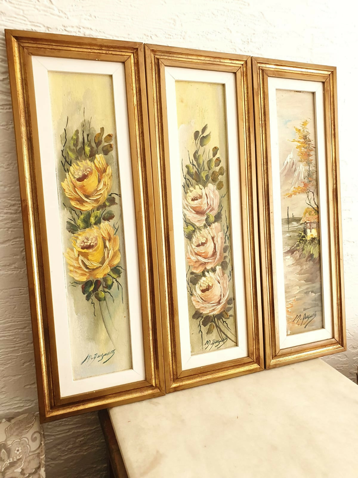 Trio de quadros com pintura óleo sobre eucatex, assinado Maria Augusta.