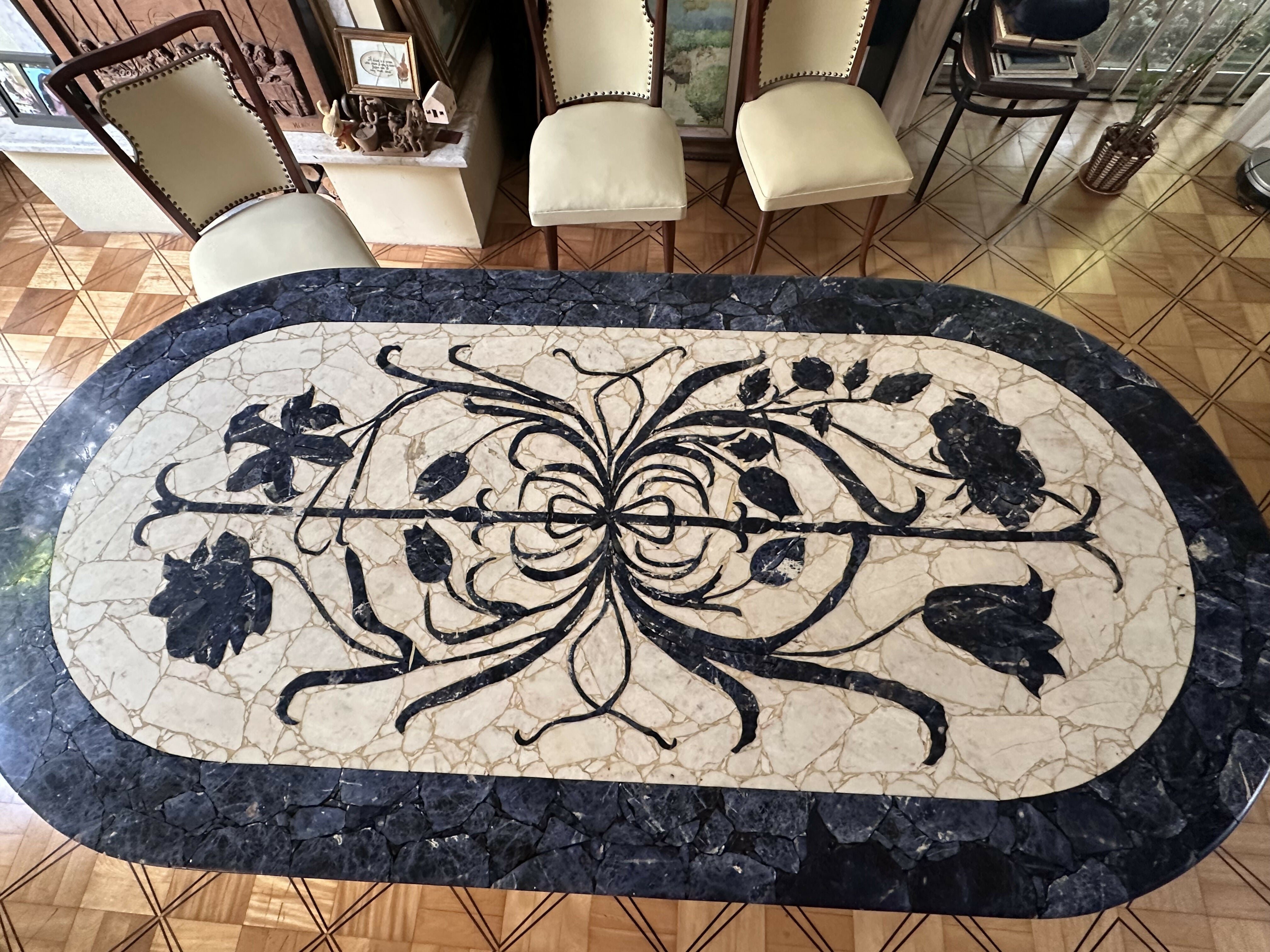 Rara e Maravilhosa Mesa de Jantar em Mármore com desenhos