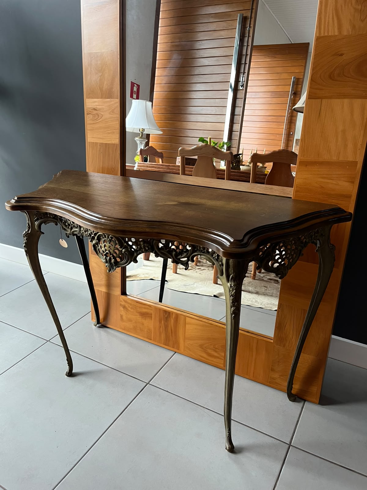 Aparador em Madeira e Metal Ornamentado – 74 cm × 1,12 m