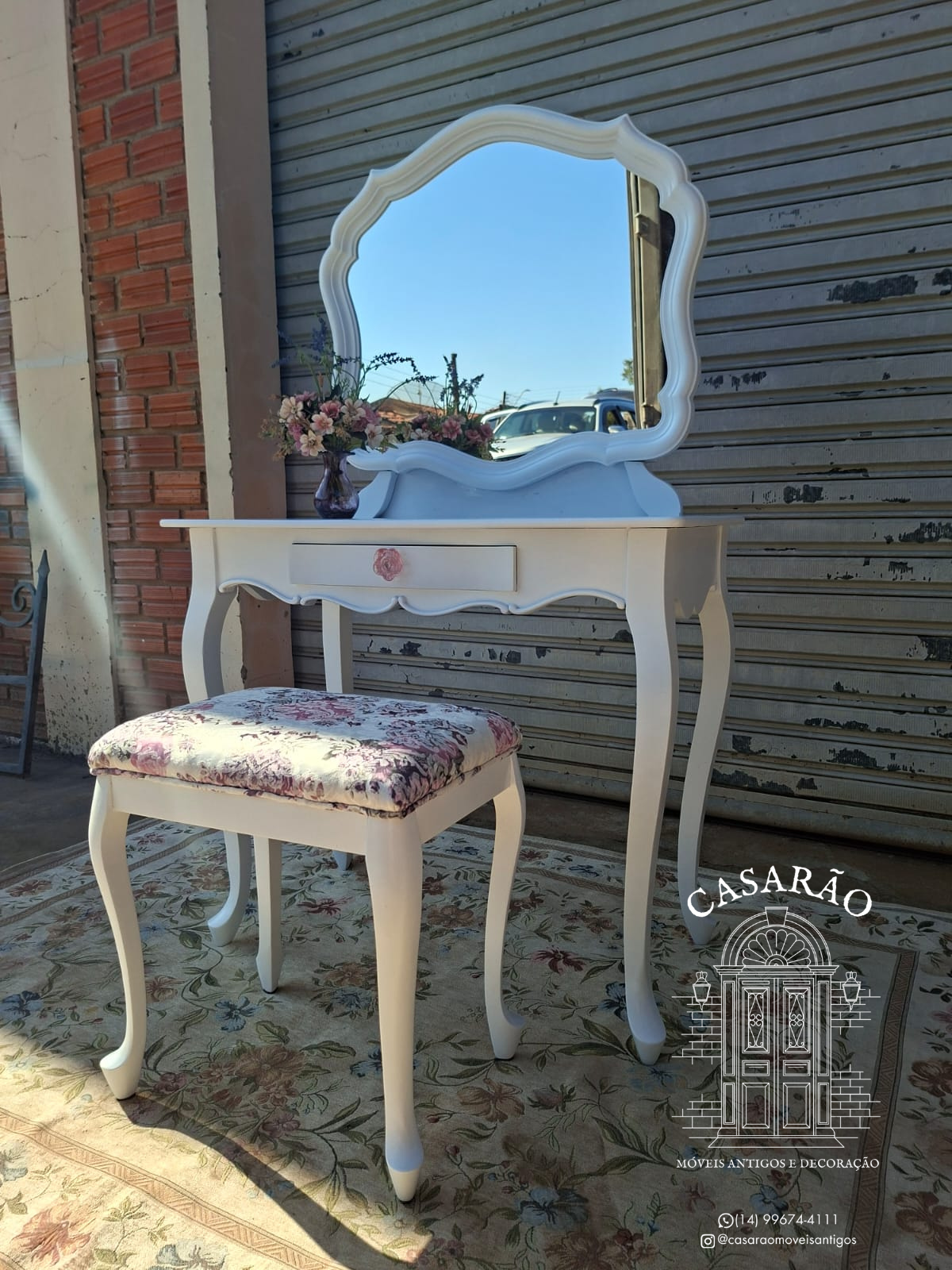 Penteadeira branca com banqueta de estofado floral 