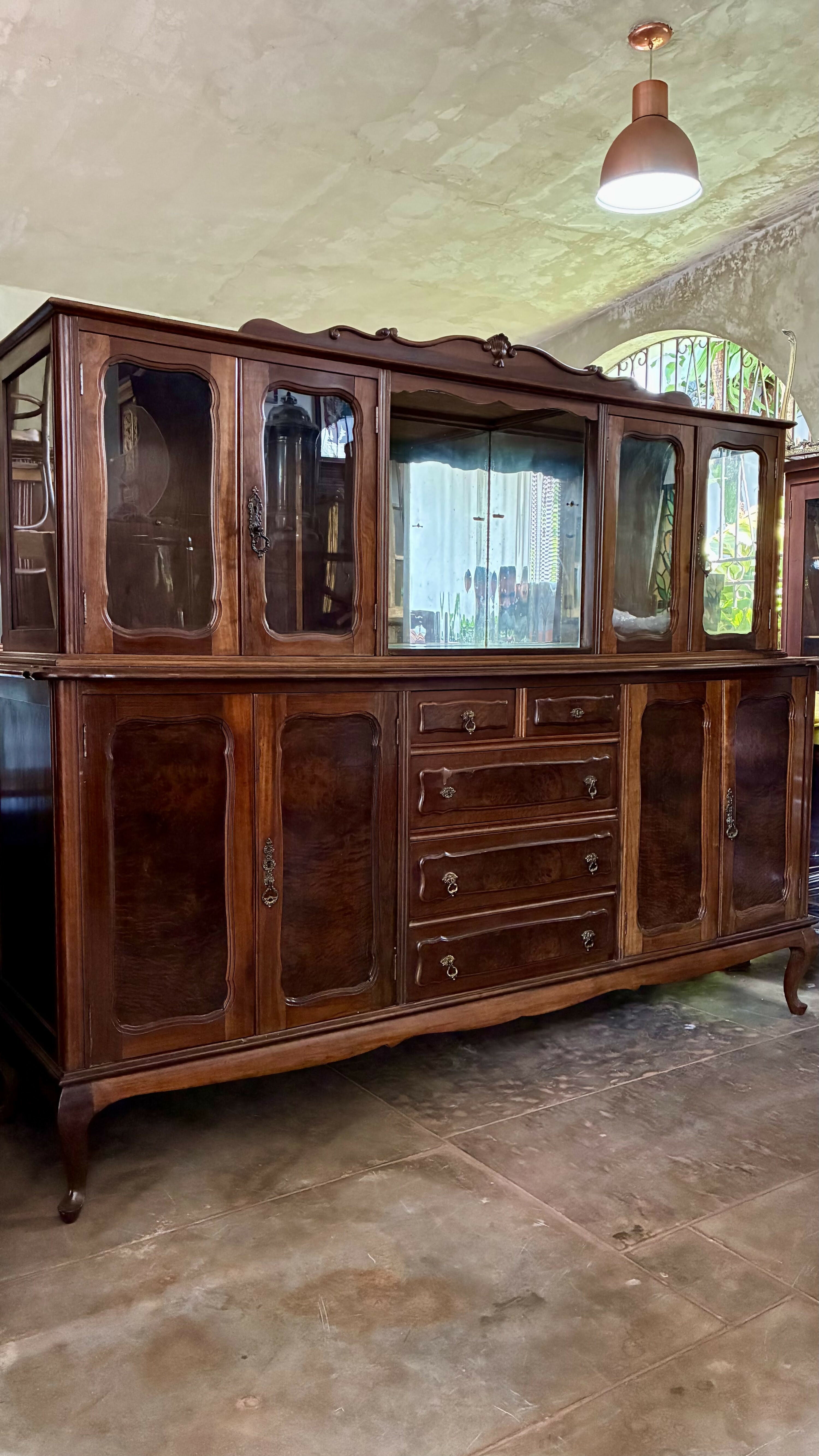 Cristaleira Buffet em Madeira