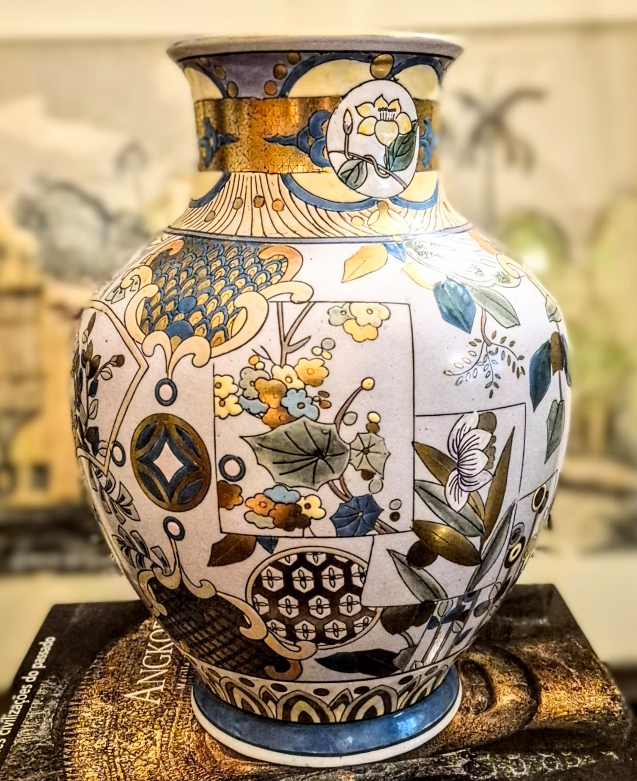  Vaso vintage em cerâmica tailandesa estilo Bejarong.  Lindo e em perfeito estado! Dourações impecáveis.