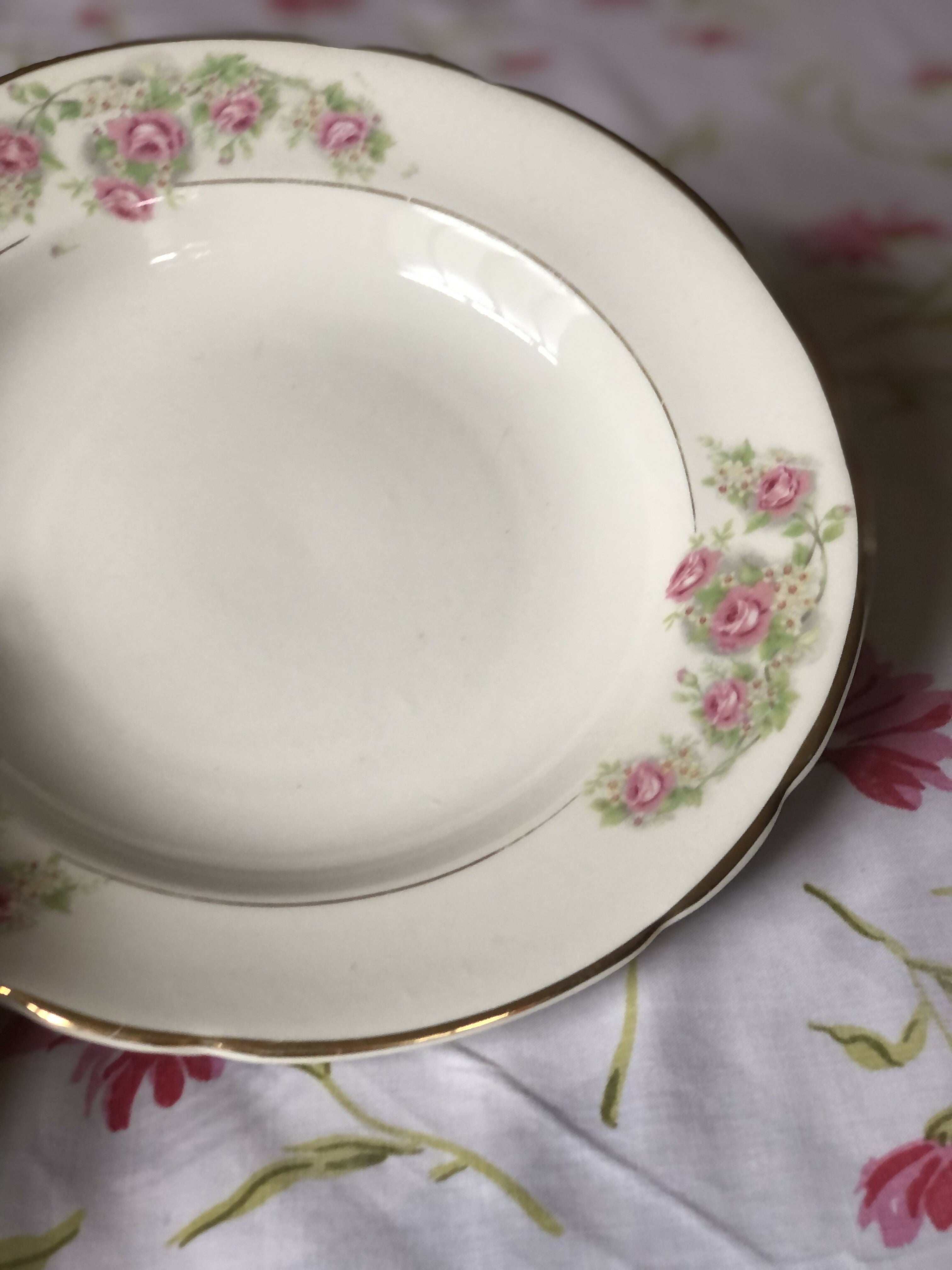 Mesa posta com preciosa sopeira e preciosos pratos