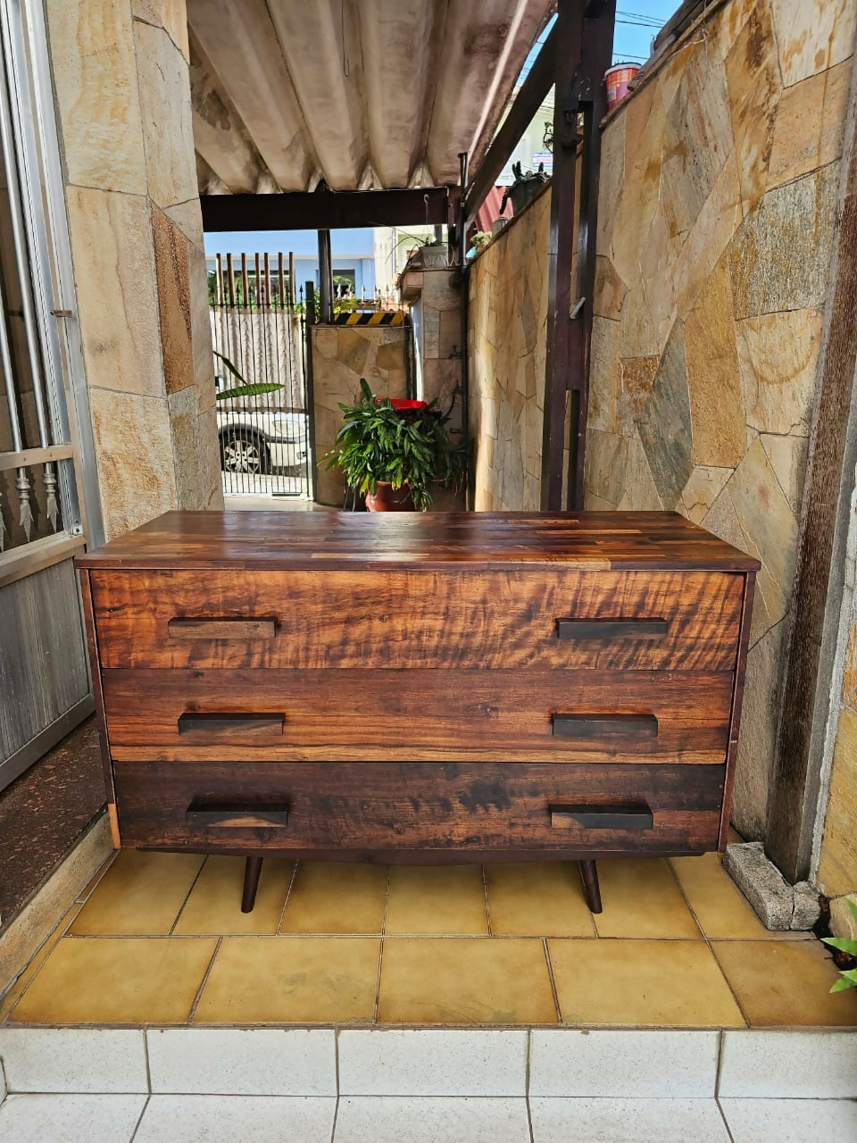 Cômoda Cimo taqueada em imbuia maciça, década de 60, contendo 3 gavetas e pés palitos.