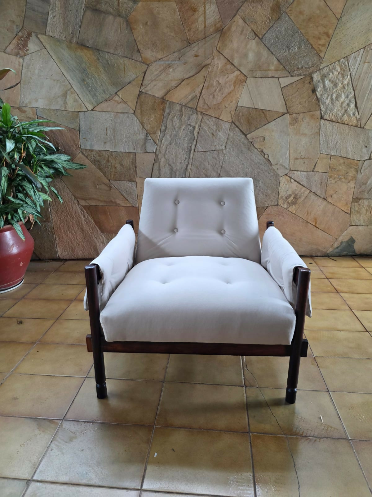 Poltrona de Michael Arnold em jacarandá maciço Design brasileiro dos anos 70