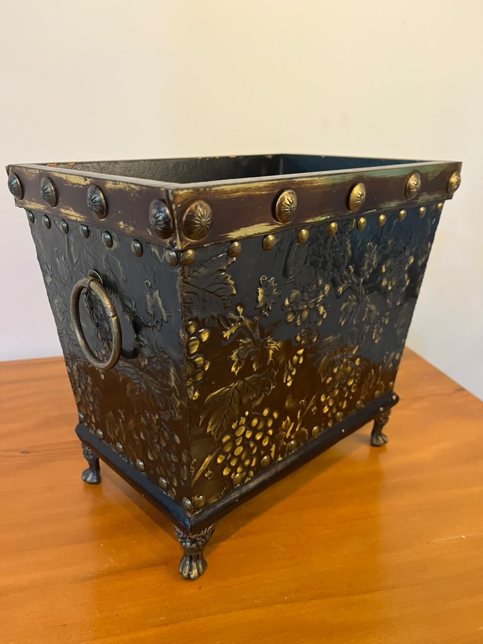 Porta-revistas vintage em madeira e metal repuxado – motivos de uvas
