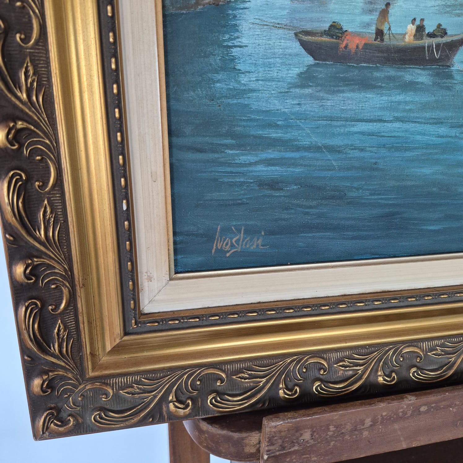 Quadro com  pintura OST, de Ivo Blasi intitulado "Marinha", 2001. A.C.I.E.   Com moldura em madeira dourada a ouro. Ótimo estado.