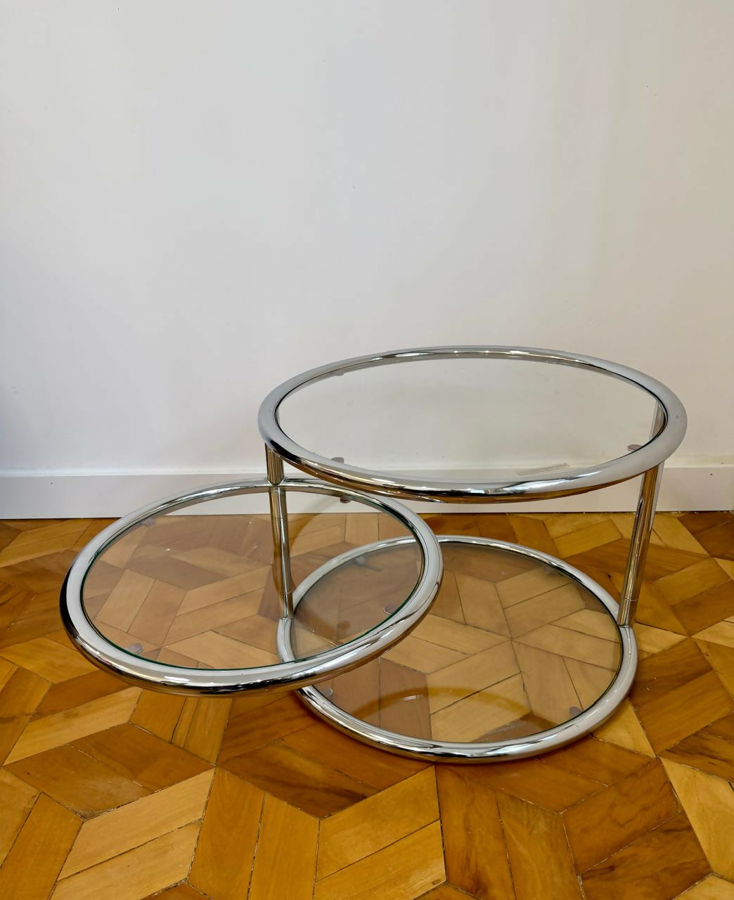 Linda mesa com estrutura tubular cromada, desenho circular.