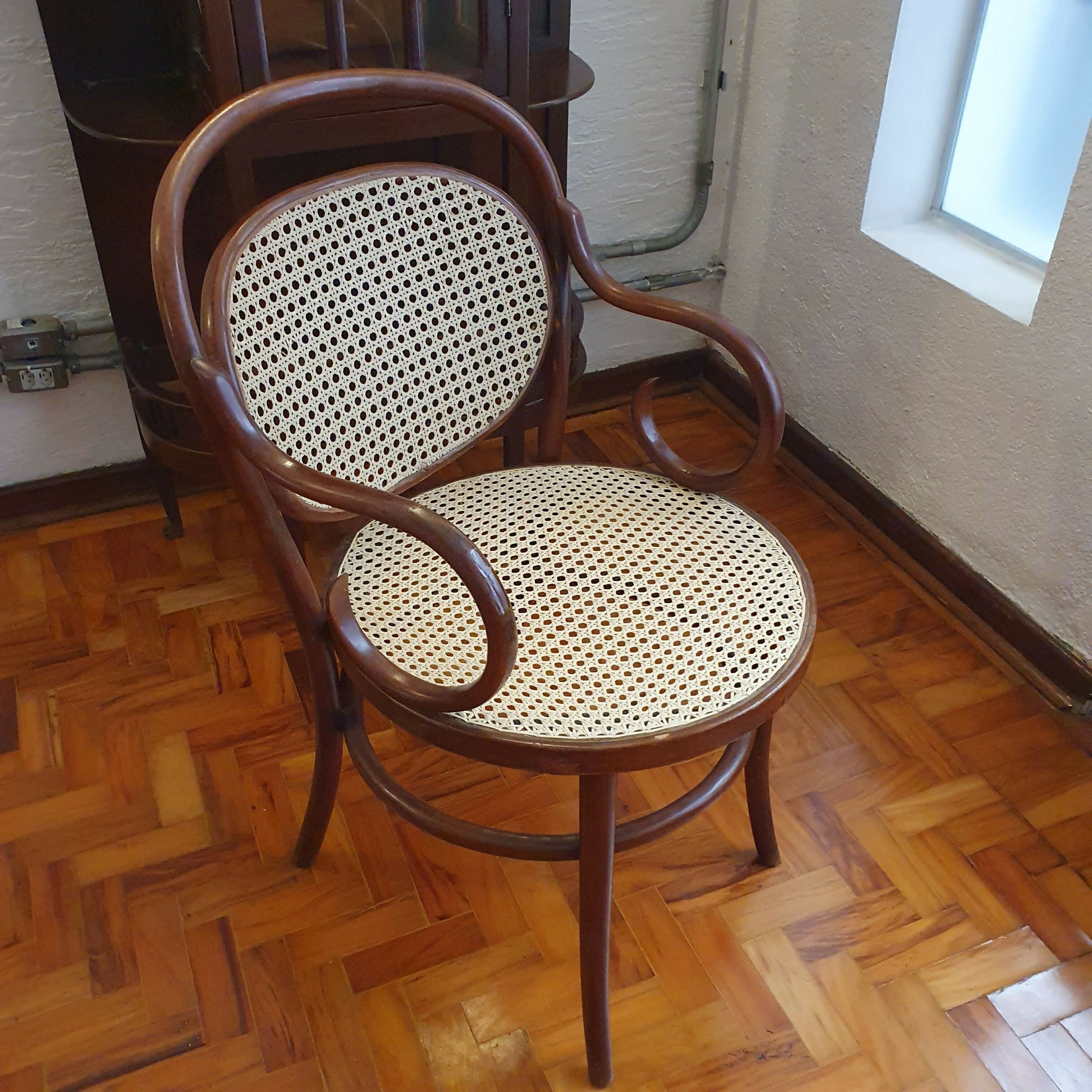 DUAS CADEIRAS THONET MODELO PANAMÁ COM BRAÇOS (valor unitário)
