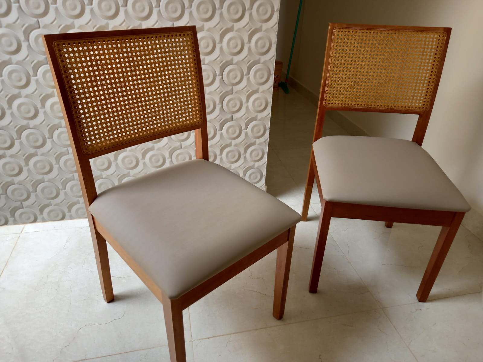 Mesa de jantar redonda com 4 cadeiras com palhinha 