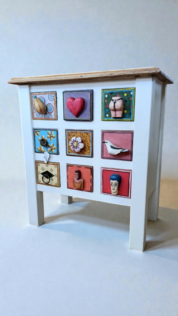 Mesa Lateral Baixa em Madeira Nobre – Gavetas Pintadas à Mão