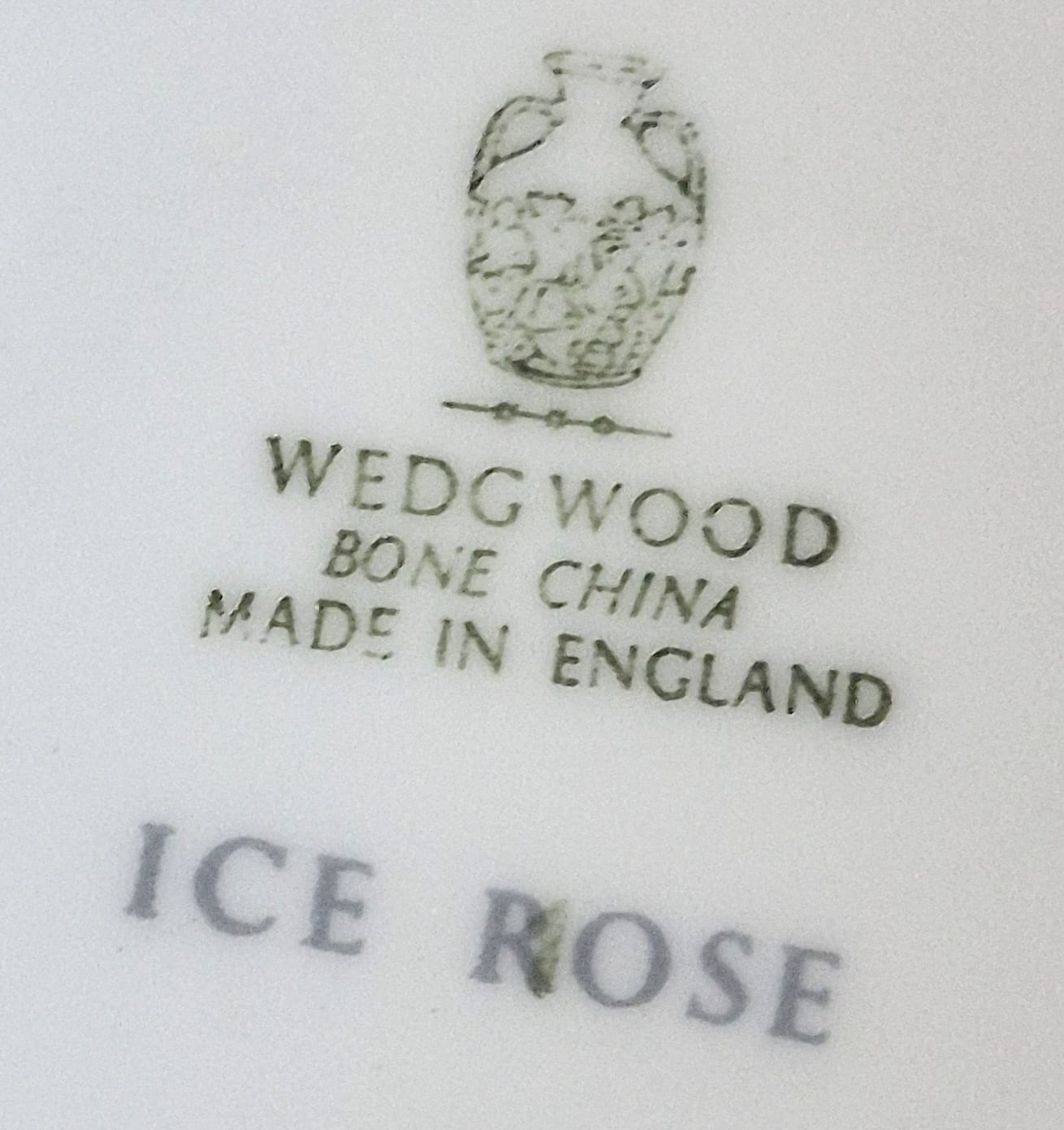 Terrina lindíssima e perfeita em porcelana Fine Bone China inglesa Wedgwood,  padrão Ice Rose. Produzida entre 1962 e 1974. Impecável!