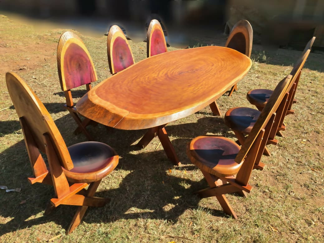 Mesa Artesanal 272cm com 8 Cadeiras Roxinho