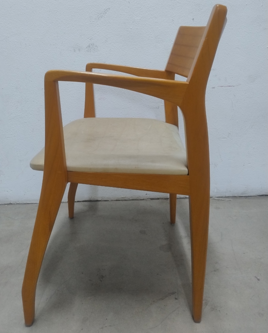 Cadeira Daniella com Braços em Couro Romano (8 unidades disponíveis) 