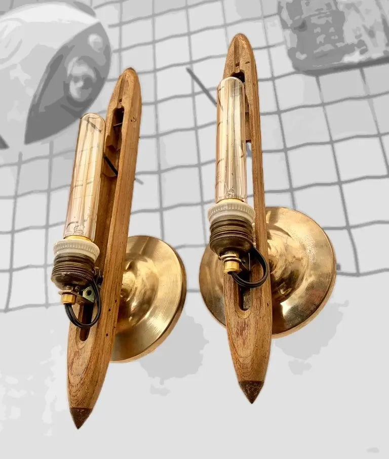 Luminárias arandelas customizadas em metal dourado e madeira (par)