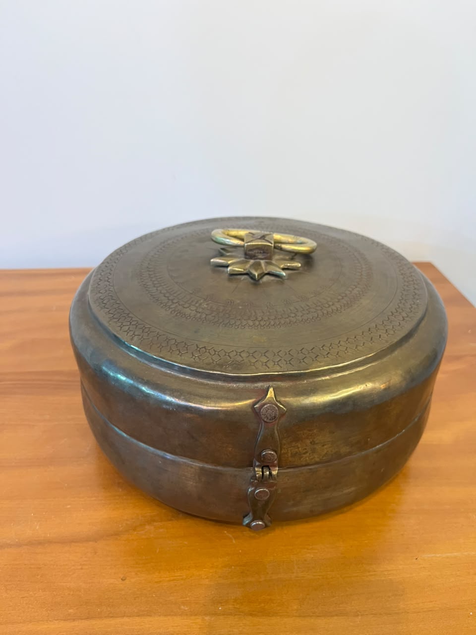 Antiga Caixa de pão redonda em latão trabalhado com tampa articulada – 23 cm