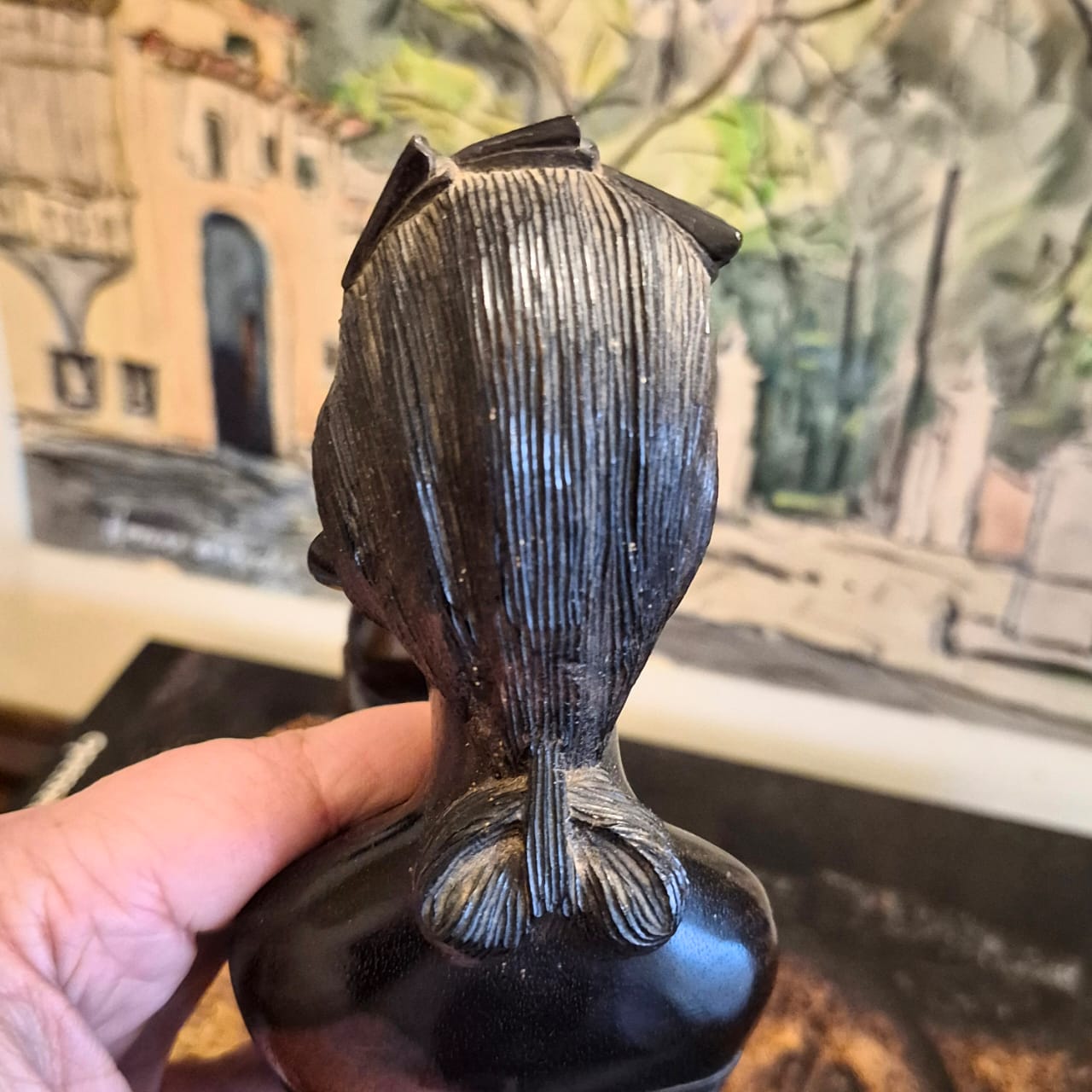 Escultura linda, de tirar o fôlego,  feita em ébano balinês.  Talhada em bloco único, estilo Art Decó (anos 30/40), representando a Dewi Sri, divindade do arroz, da fertilidade e da prosperidade.