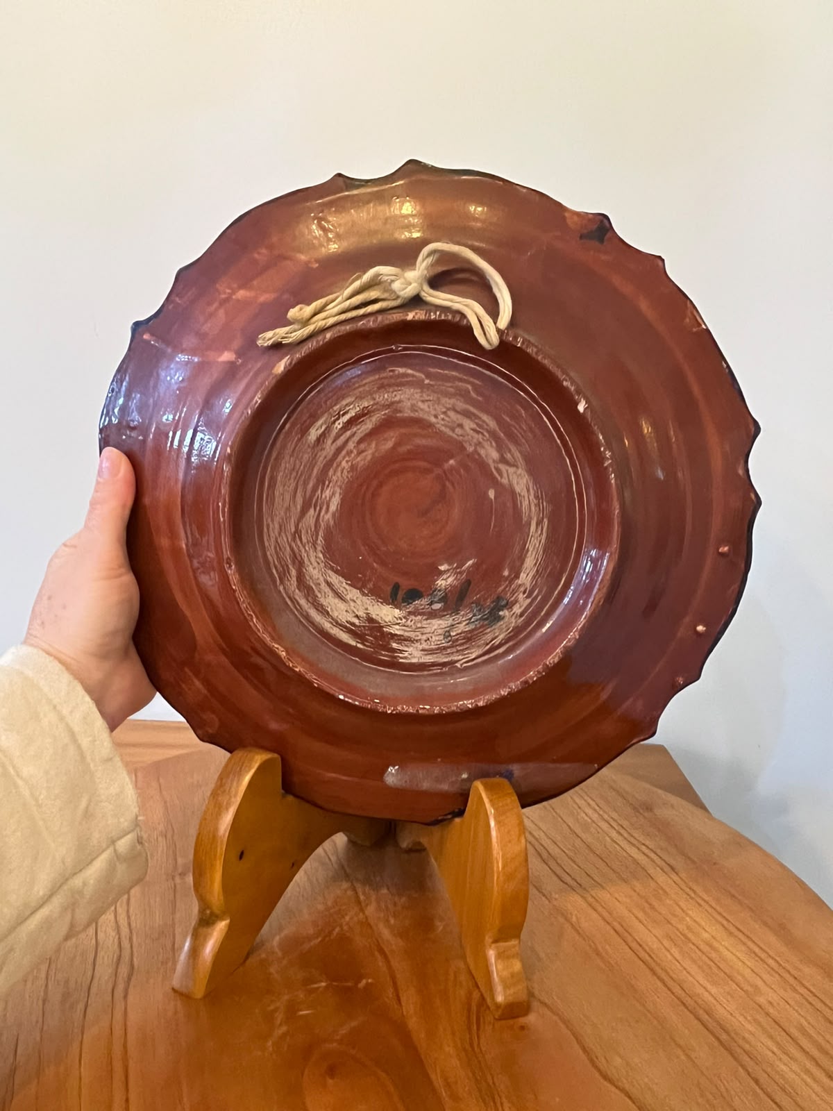 Prato decorativo em majólica italiana pintado à mão com flores policromadas – 32 cm