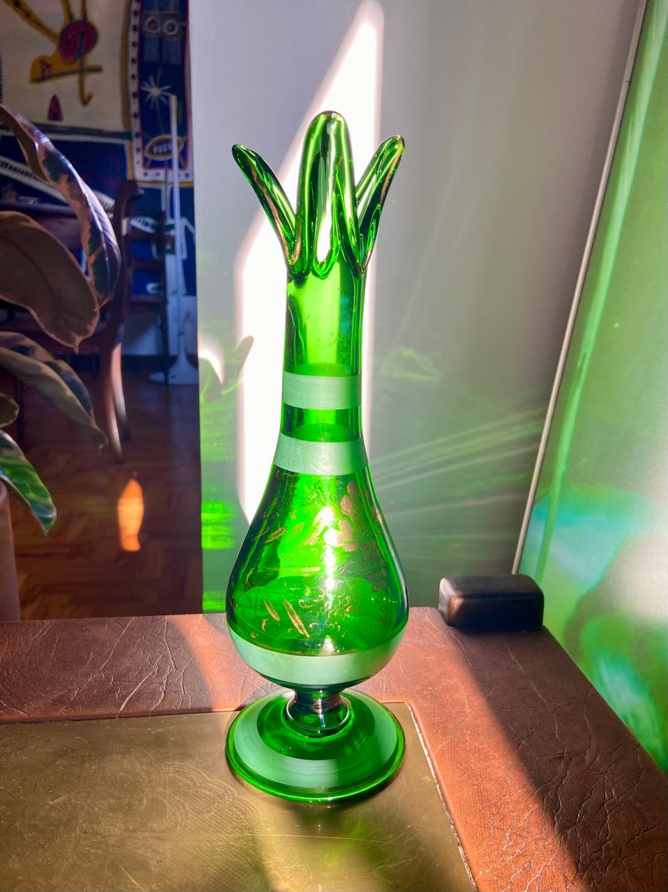Vaso floreira em demi cristal verde com decoração dourada de uvas (DMCPS_203)