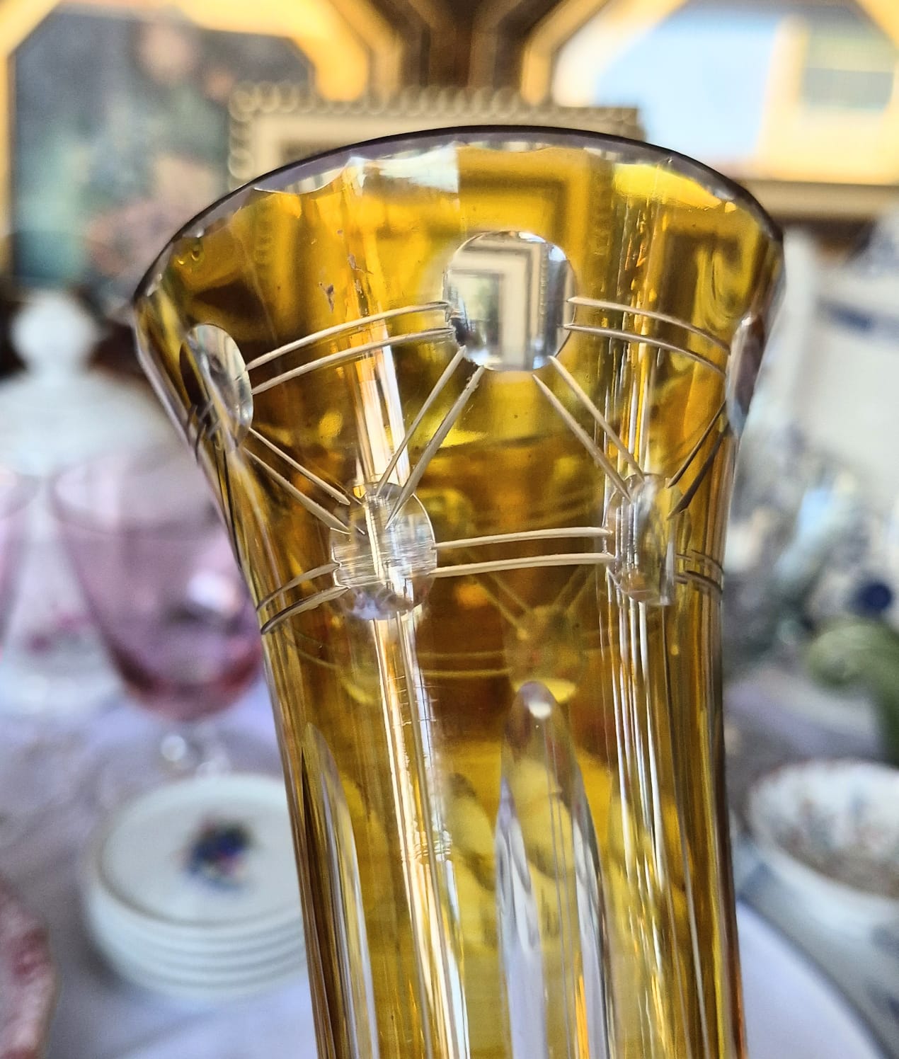 Vaso Solifleur em cristal doublé âmbar,  lapidação geométrica Art Decó. Impecável!