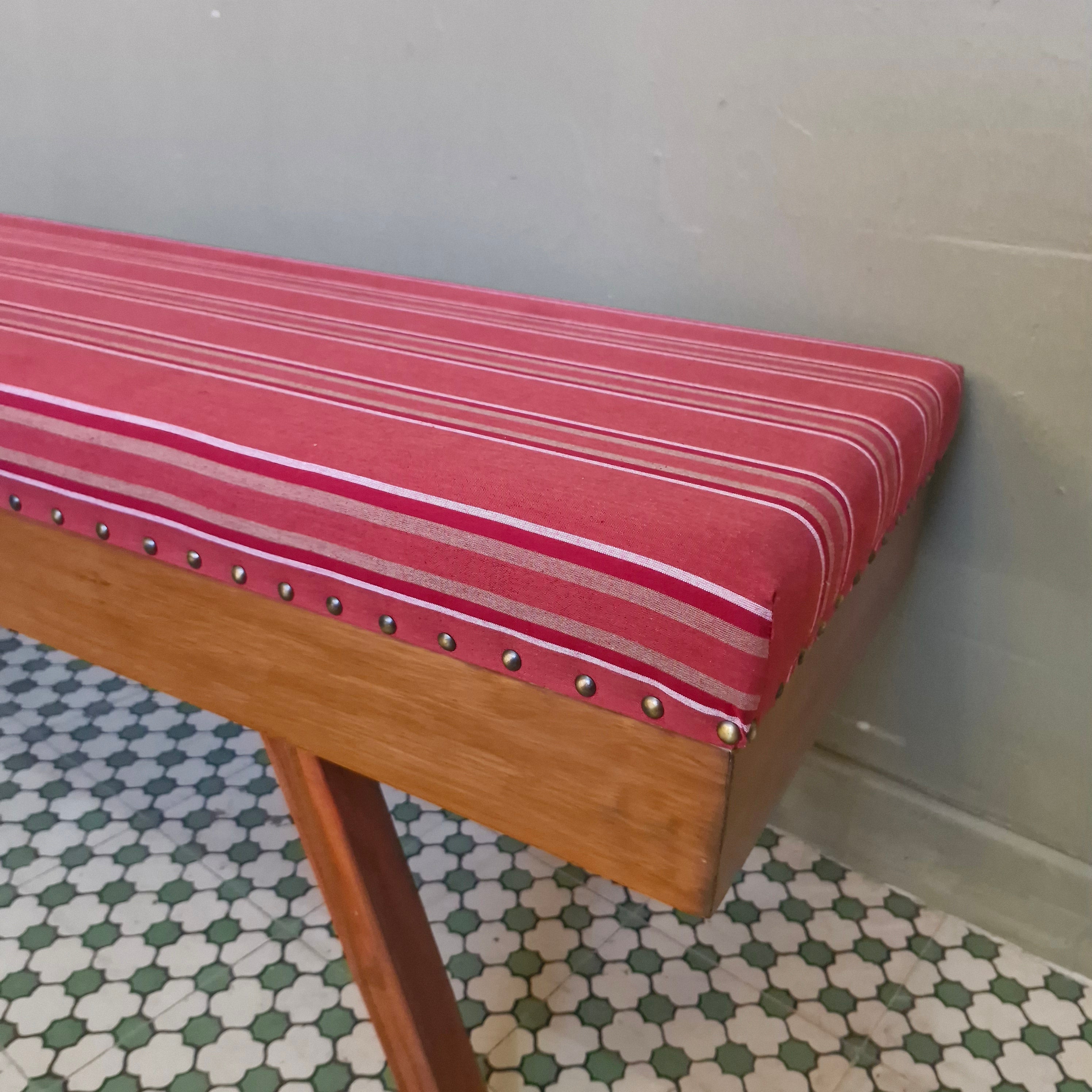 Banco / Recamier com pé palito e estofado vermelho listrado 