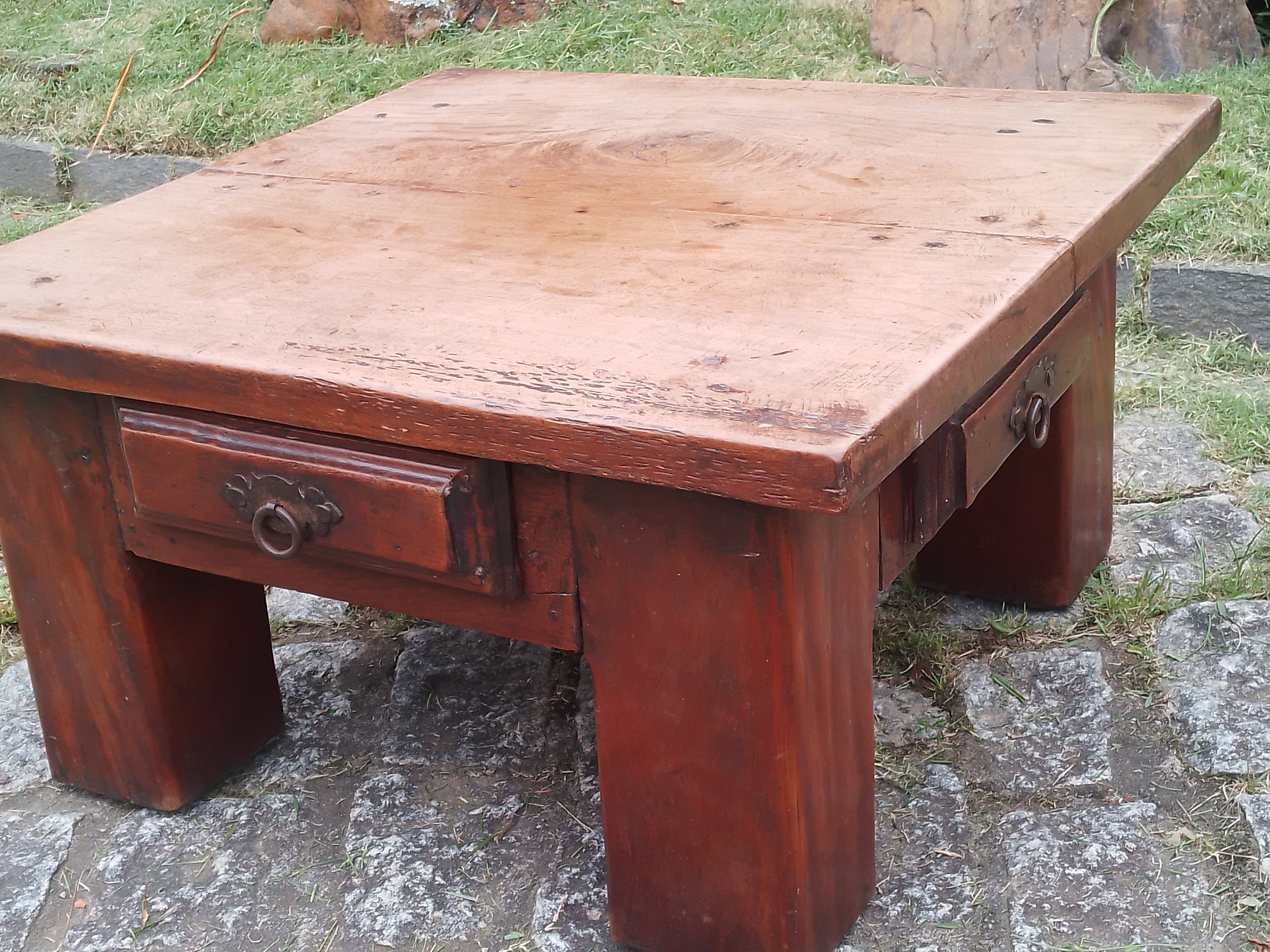 Mesa de centro quadrada em madeira de demolição com gavetas