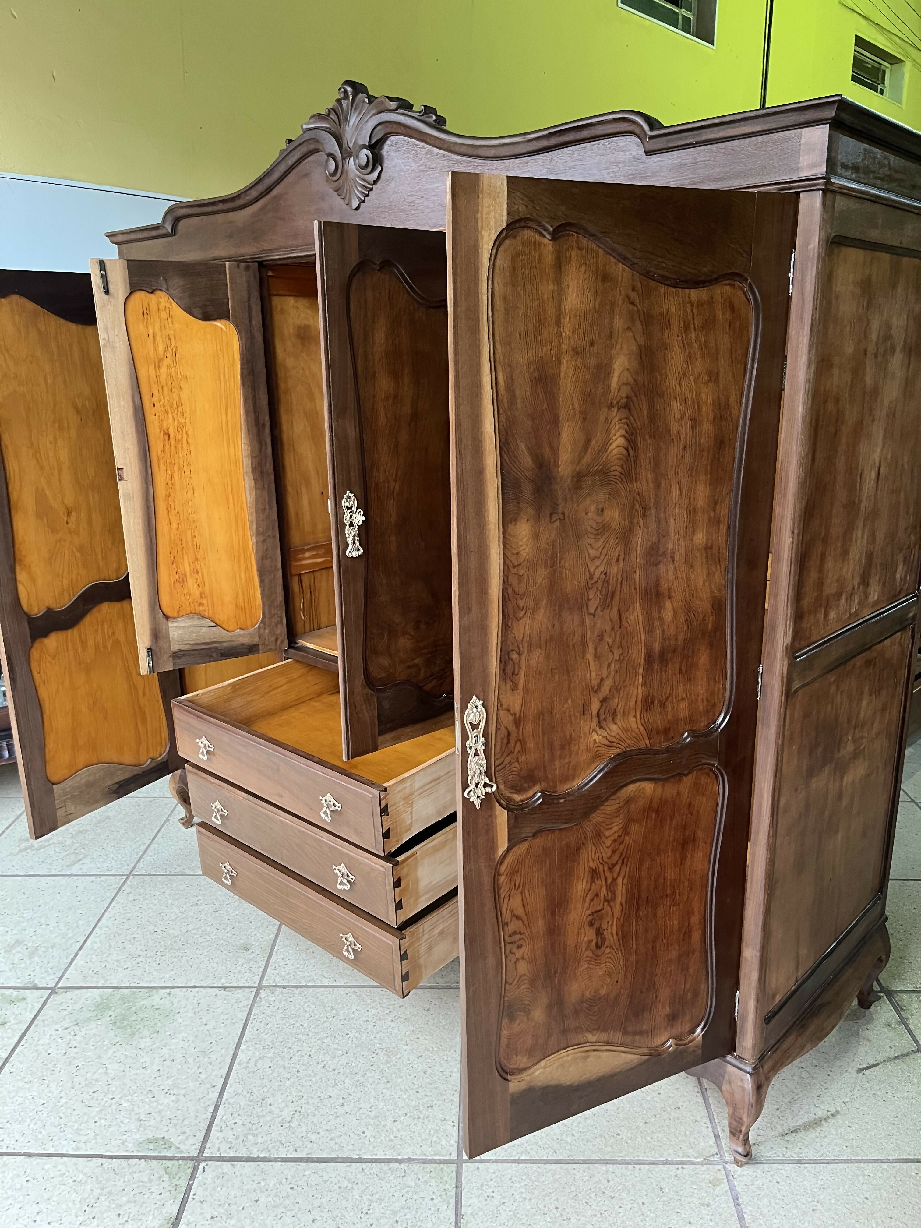 BELÍSSIMO GUARDA ROUPAS DE CASAL IMBUIA RESTAURADO