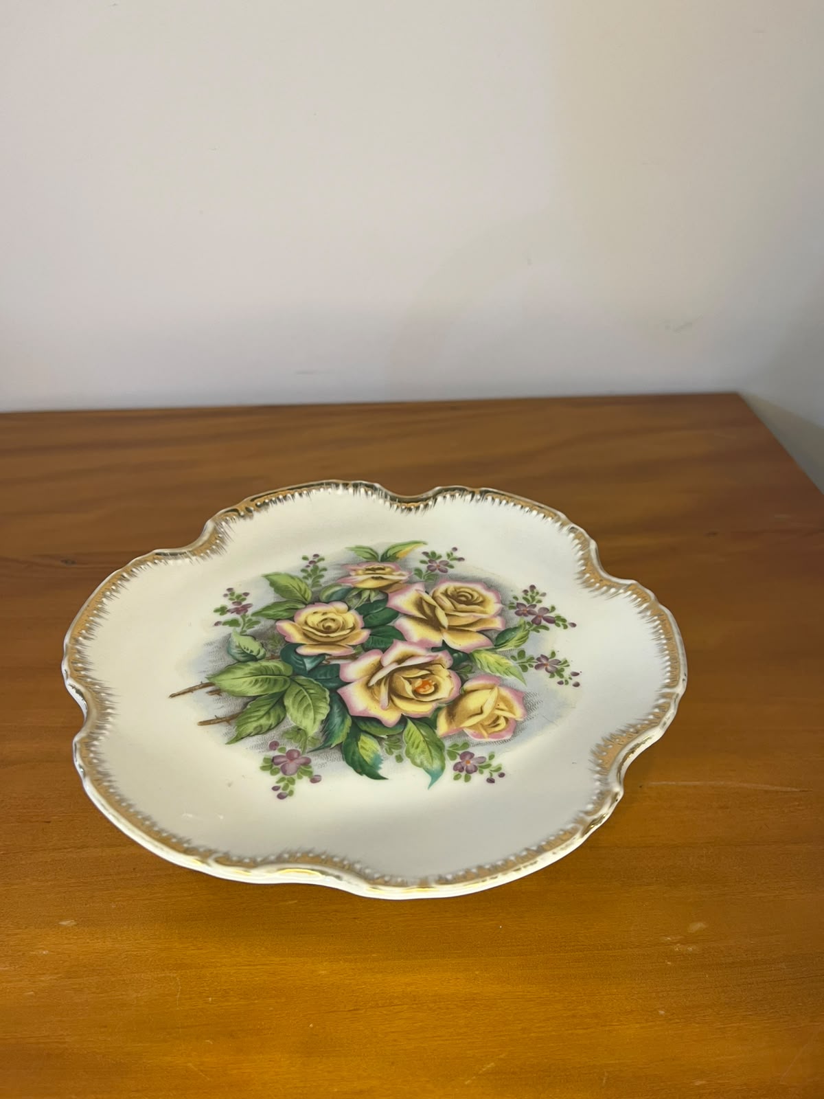 Boleira / prato com pedestal em porcelana Lipper &amp; Mann – Floral | 21 cm