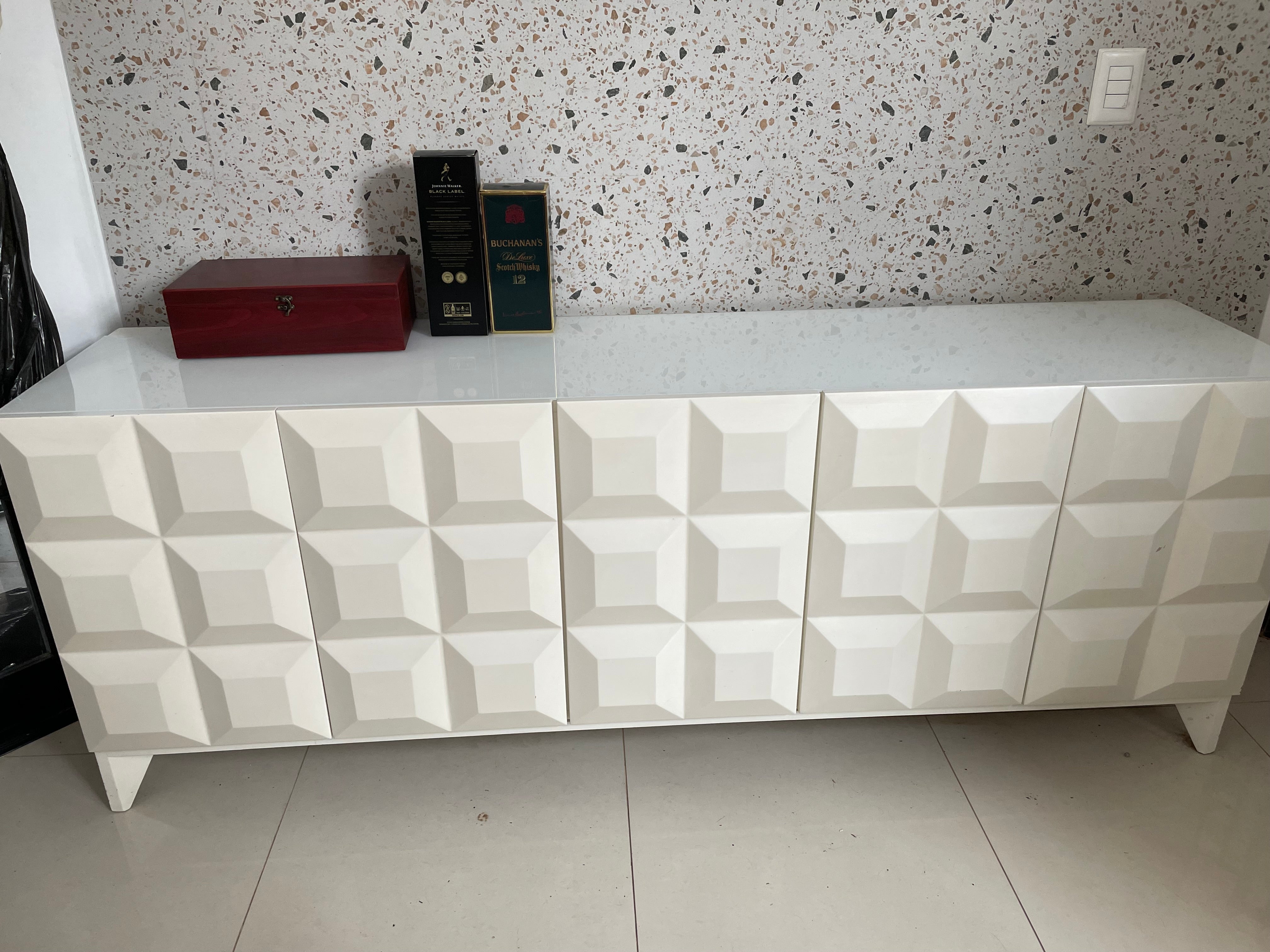 Antigo Buffet Lider laqueado em branco com detalhes quadrados na porta