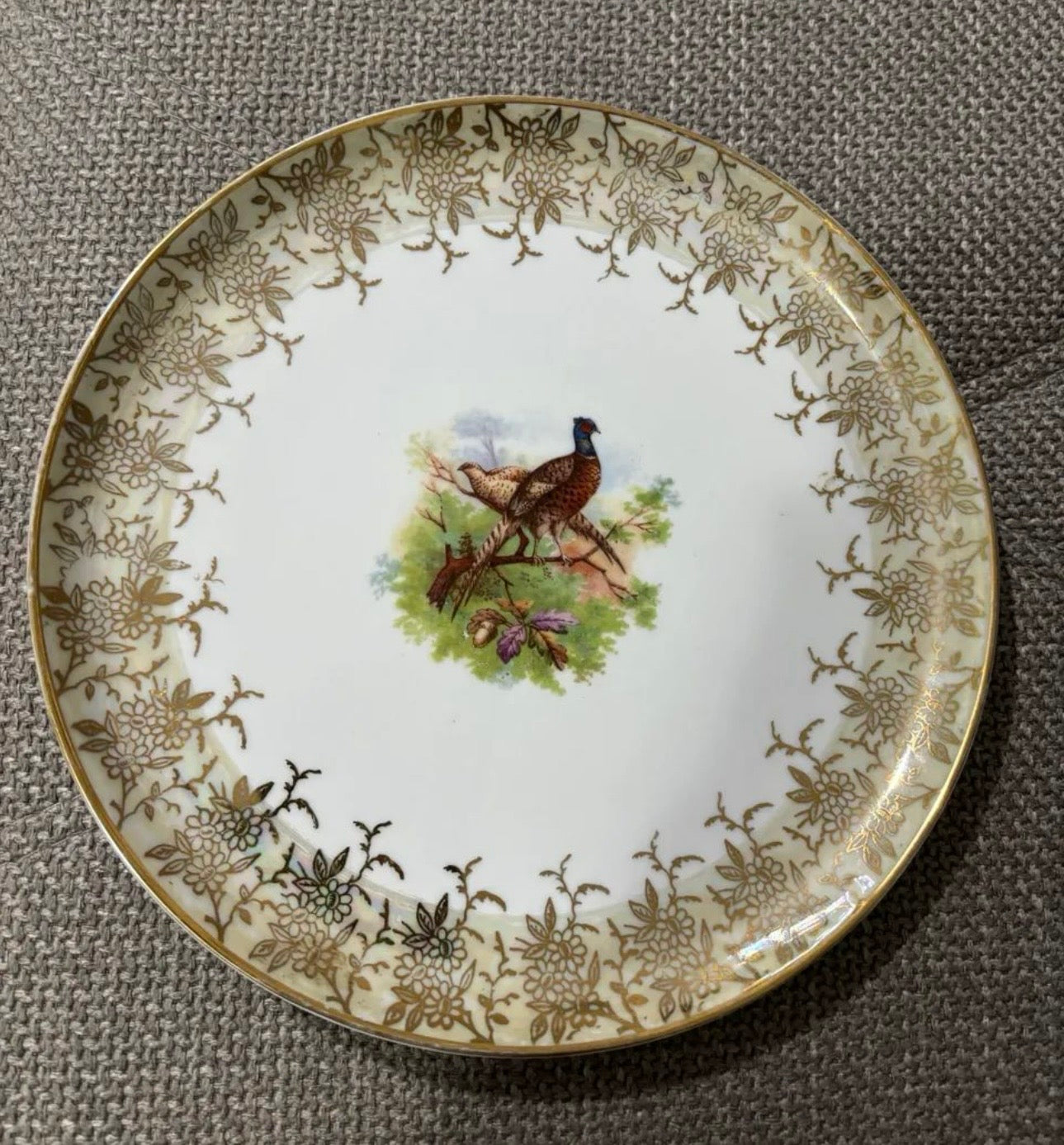 Prato decorativo vintage com frisos dourados e pássaro 