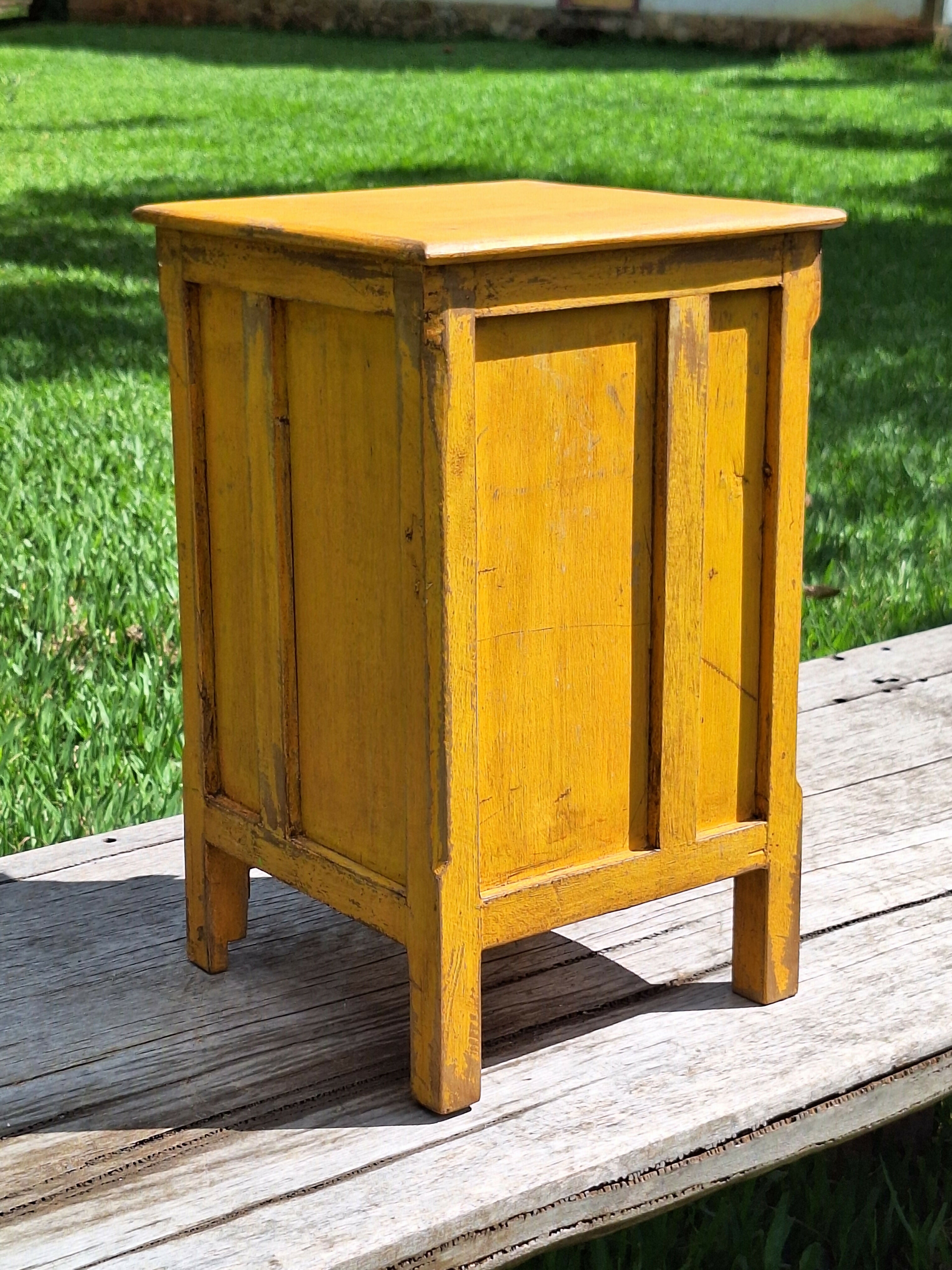 Mesinha de Cabeceira / Armarinho Tinta Gasta Amarela Madeira Maciça Garimpo Mineiro