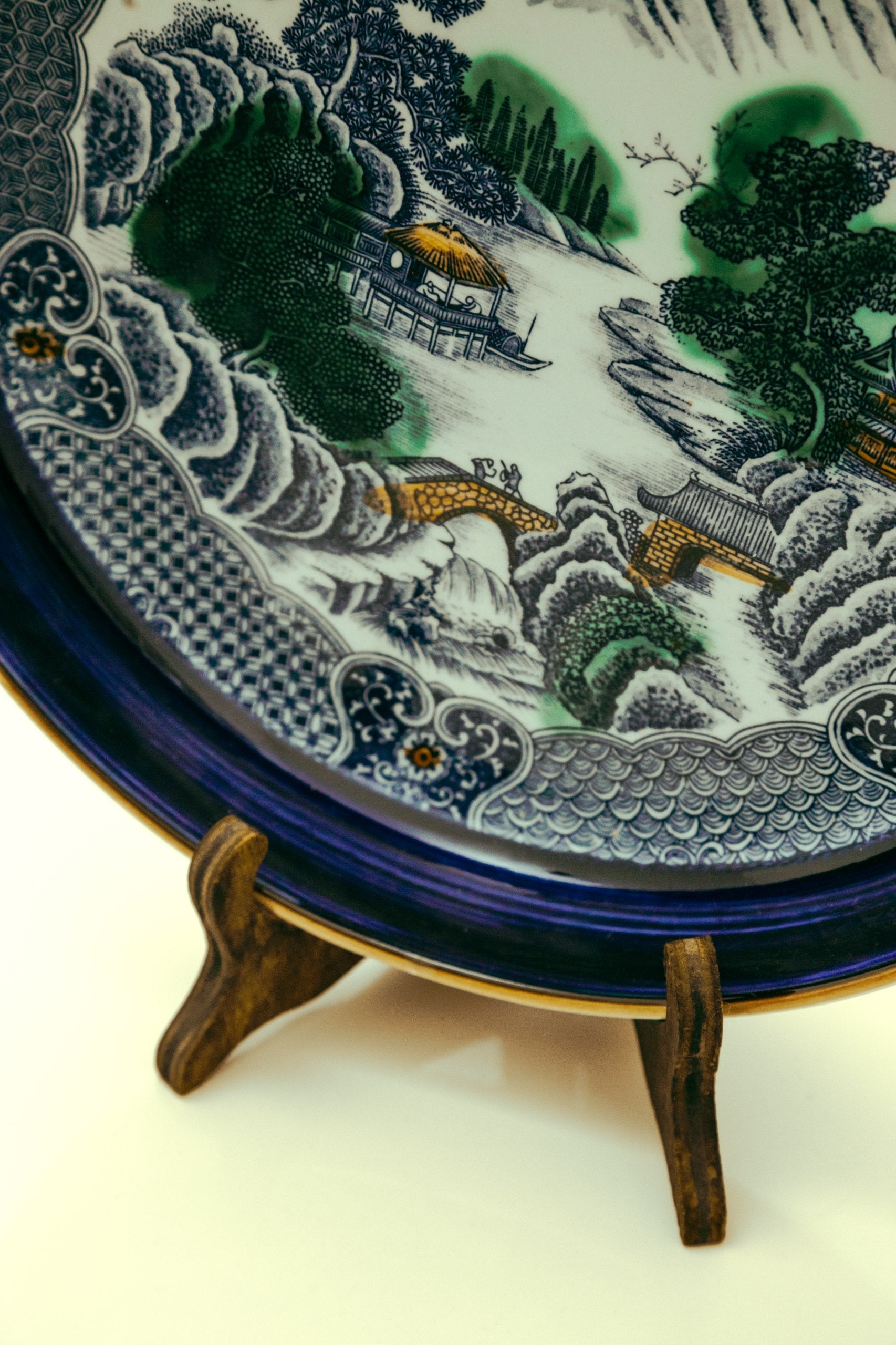 Travessa japonesa redonda em porcelana com borda azul cobalto e paisagens orientais (30cm) 