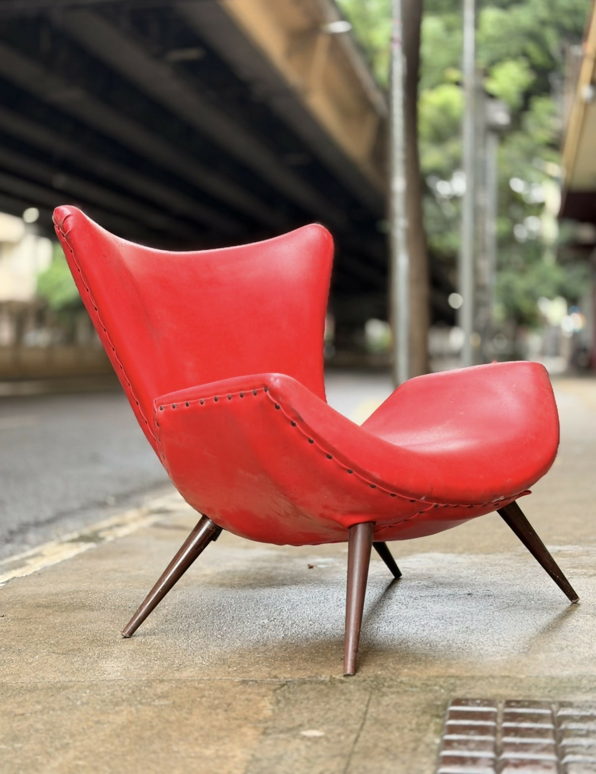 Poltrona Pé Palito Vermelha - Estilo Egg anos 70