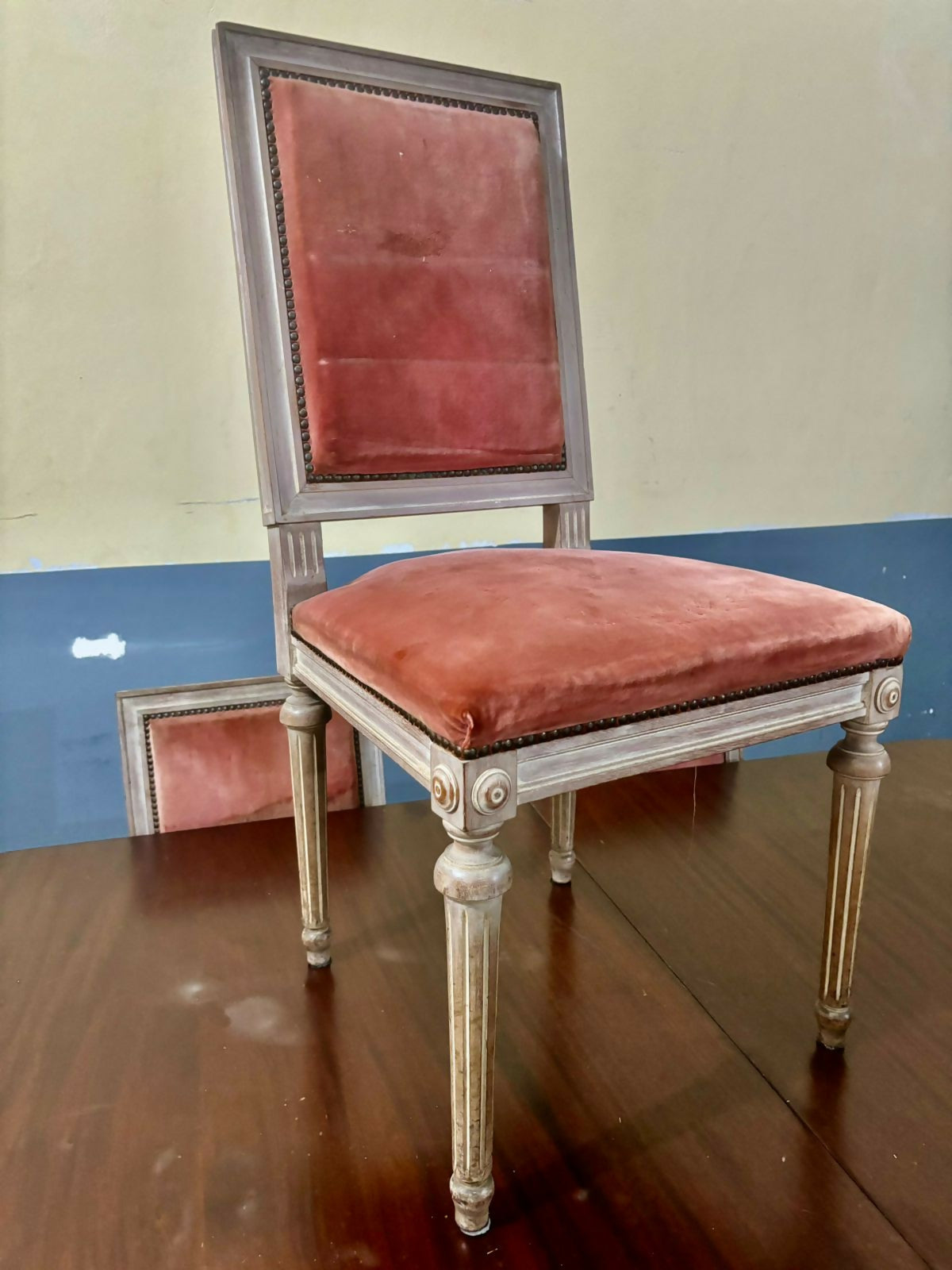 Conjunto 04 - Cadeira estilo Luis XV - estofamento em veludo rosa ( no estado )