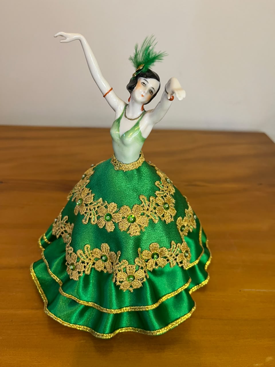 Boneca decorativa em porcelana com traje em tecido – figura feminina dançante verde – 18 cm