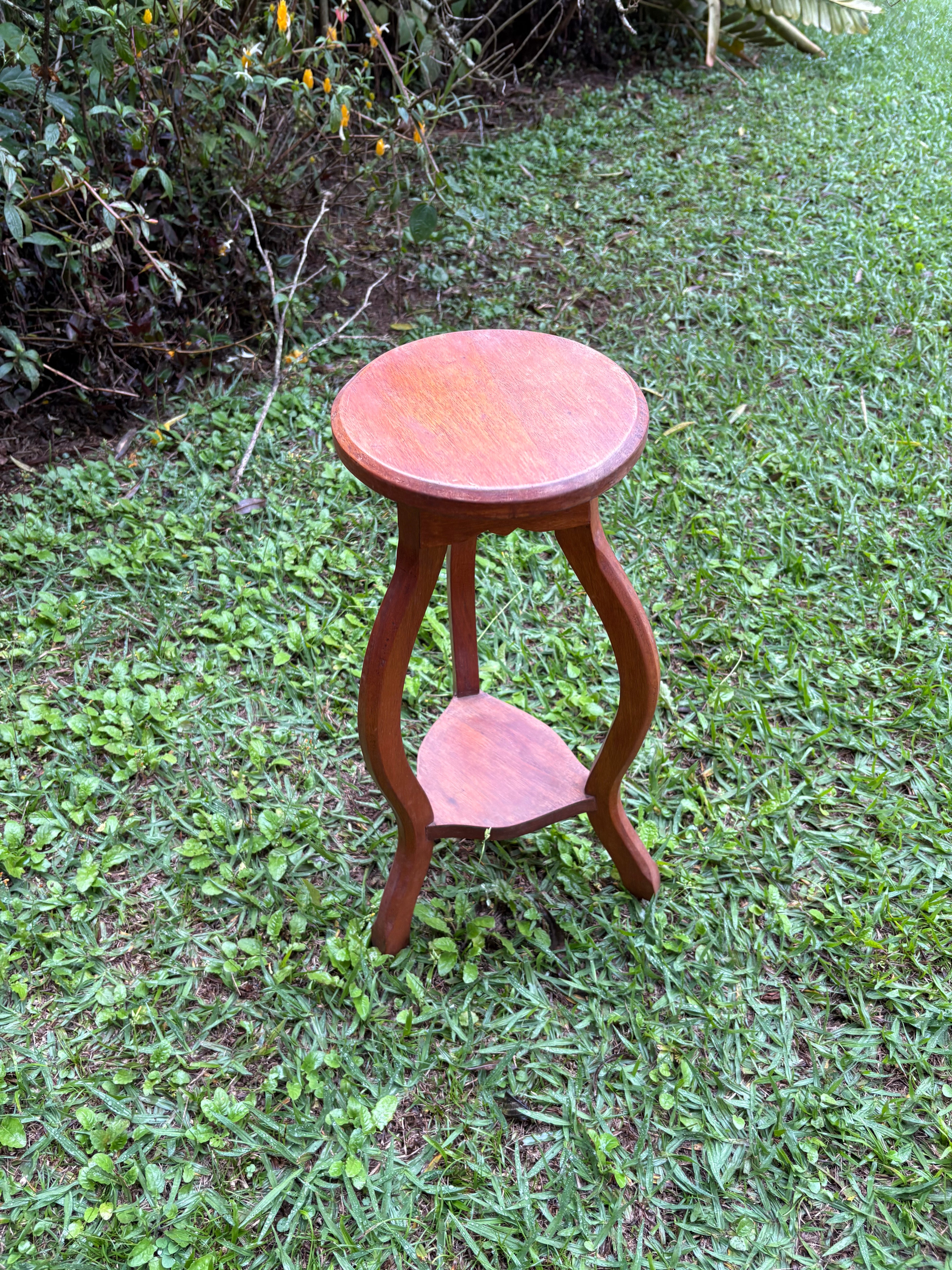 Suporte / Coluna para plantas em. madeira com tampo redondo 