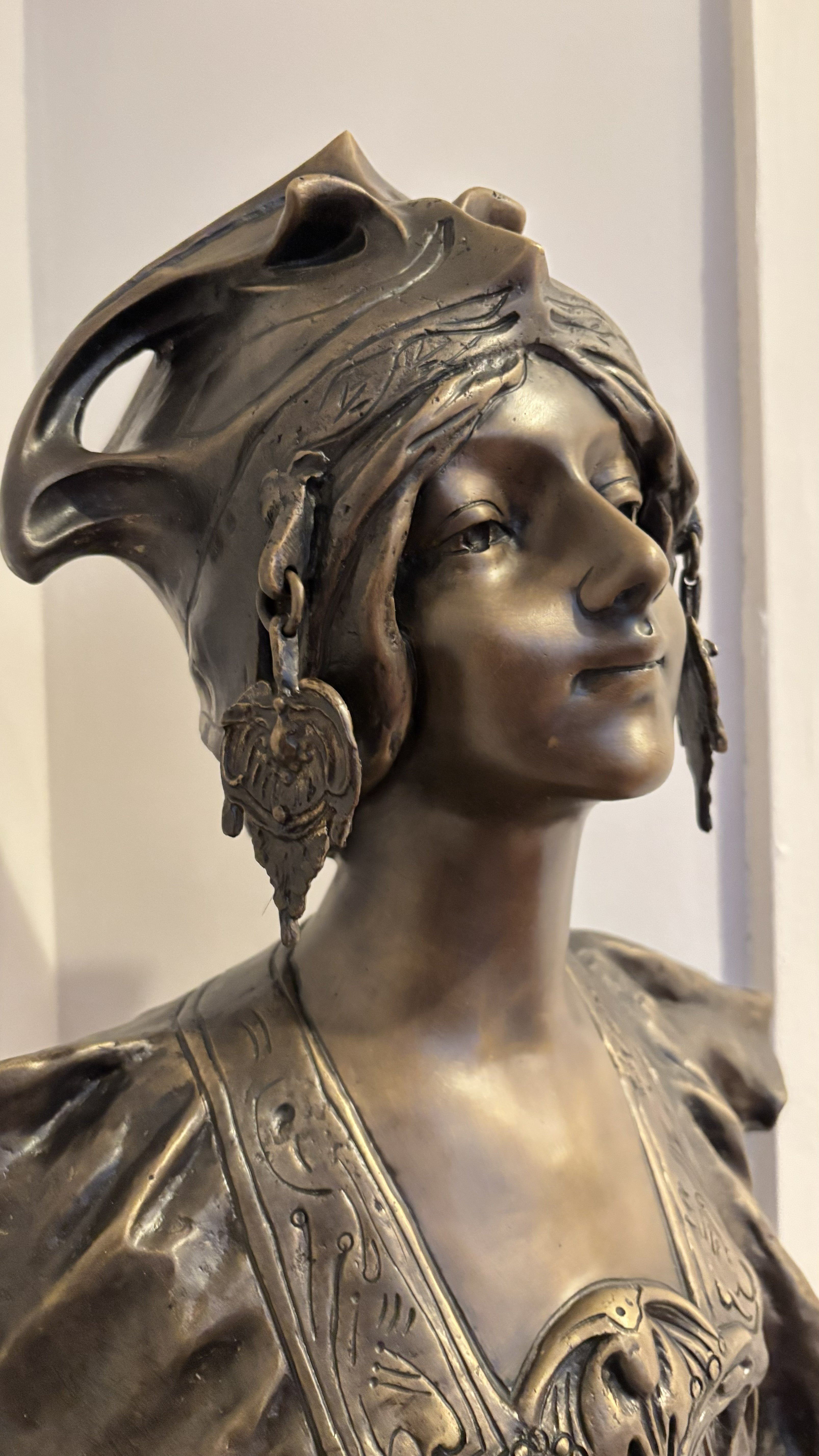 Busto Feminino em Bronze com Base de Mármore
