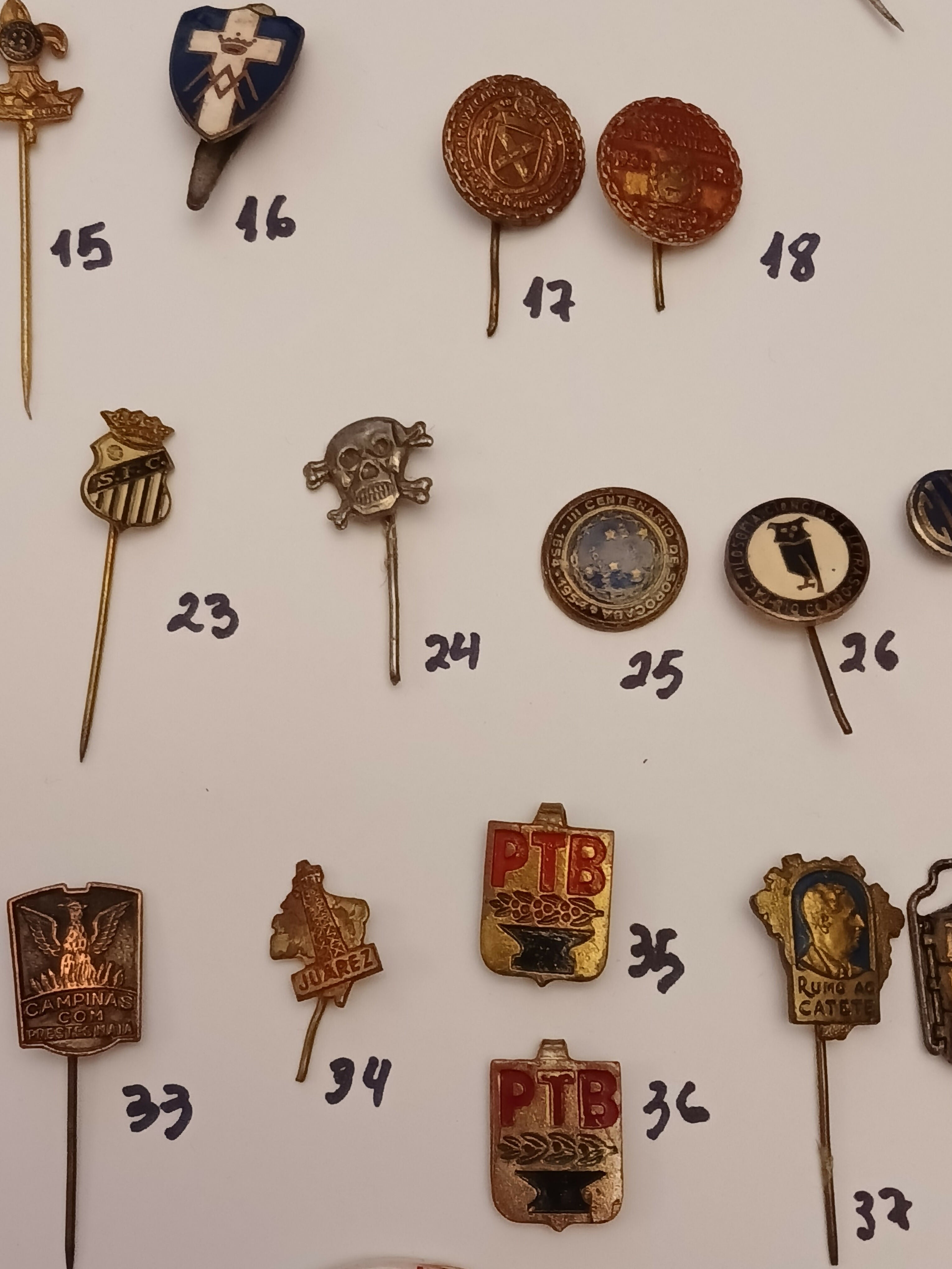 Coleção de 48 pins e broches antigos