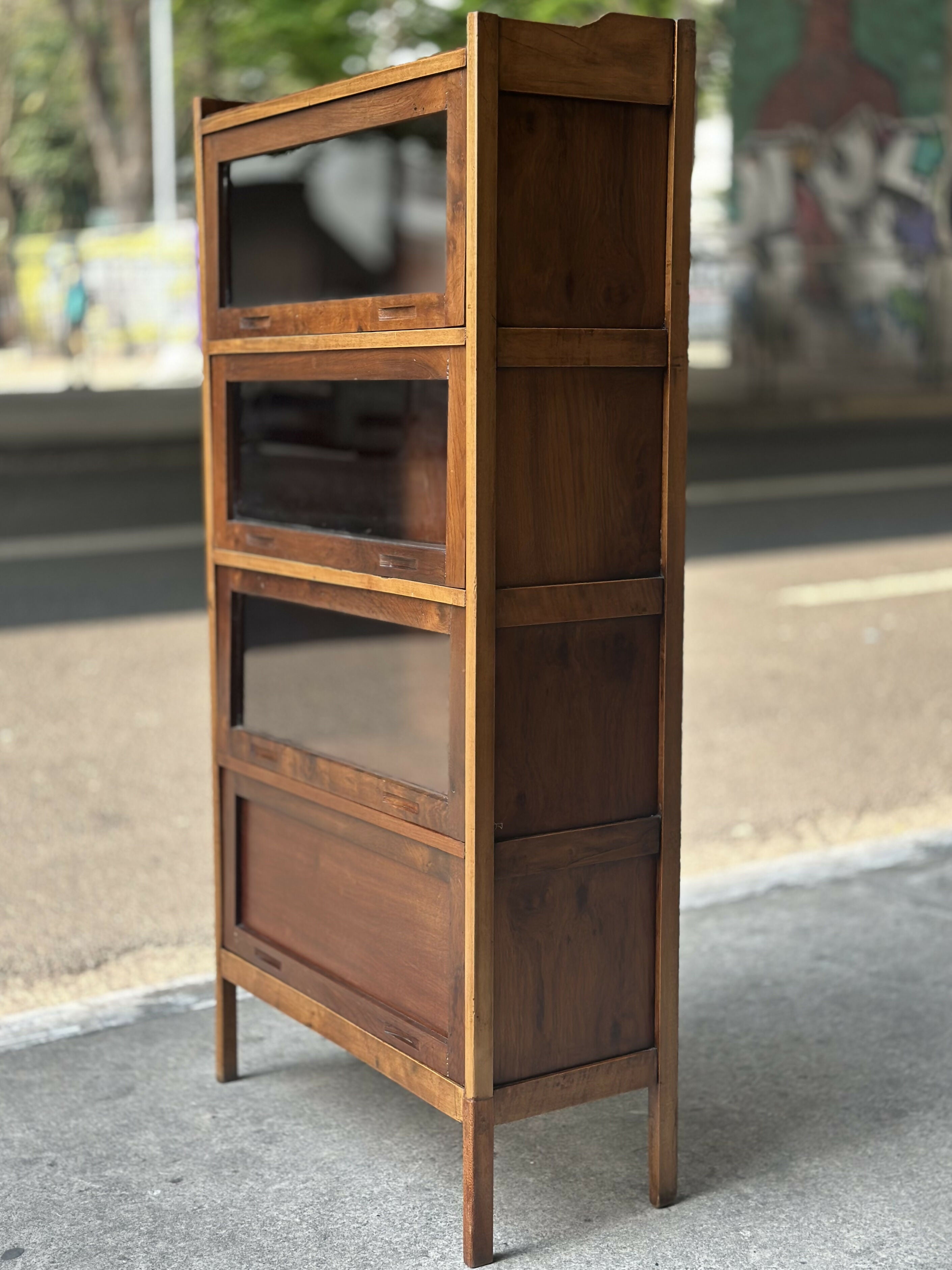 Livreiro com Porta Basculante