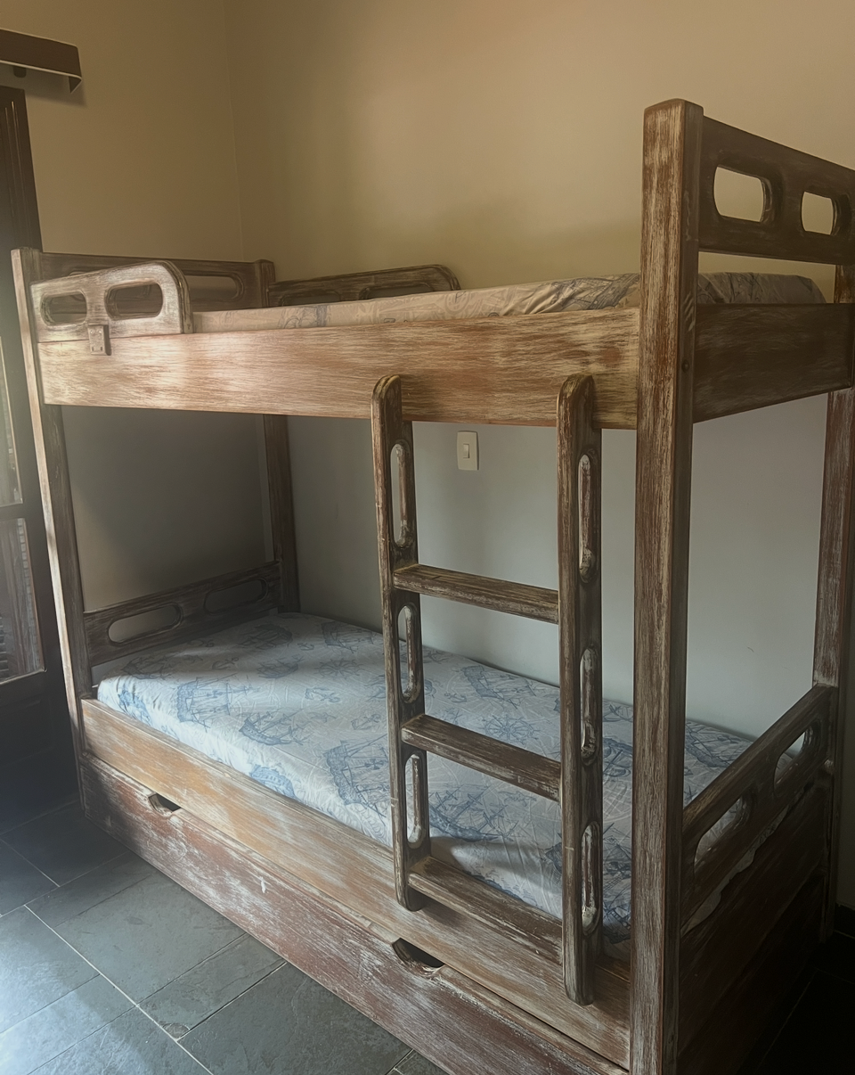 Beliche em madeira maciça com gaveteiro ou mais uma opção de cama extra