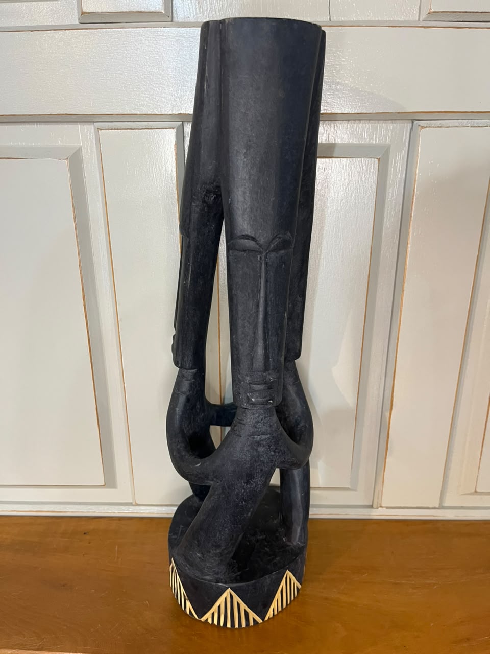 Escultura figurativa em madeira entalhada com acabamento em preto — 39 cm