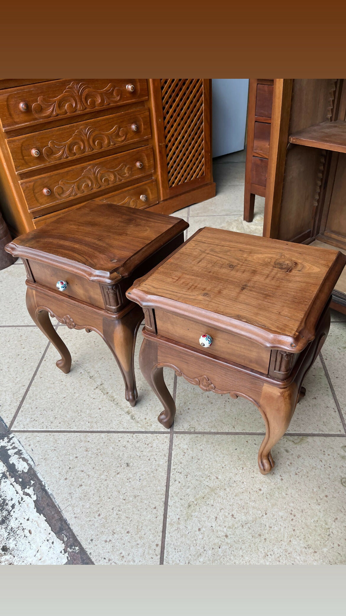 PAR DE MESINHAS DE CABECEIRA RESTAURADAS EM MADEIRA IMBUIA