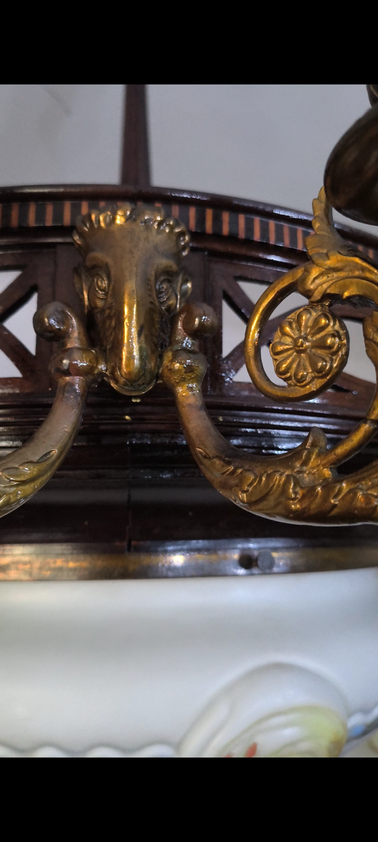 Lustre antigo arredondado em bronze, Marchetaria e Opalina