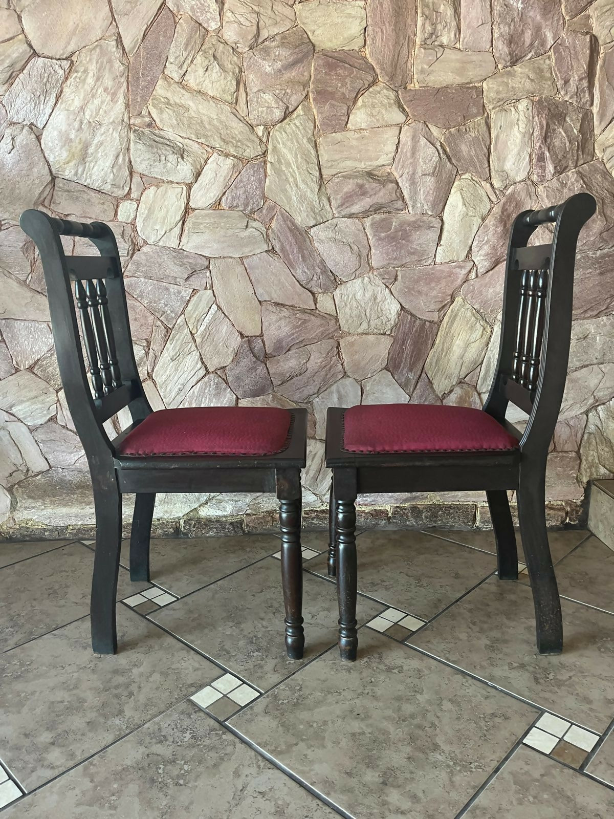 Par de cadeiras antigas madeira maciça com assento cor de vinho