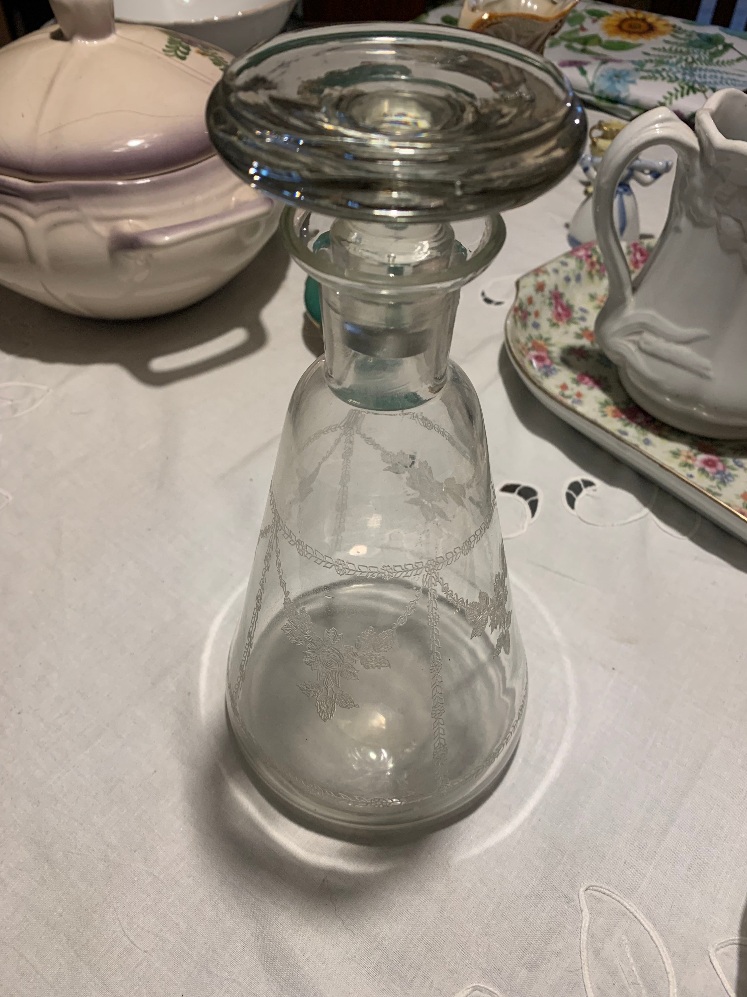 Antiga garrafa licoreira em vidro com linda lapidação Saint Louis