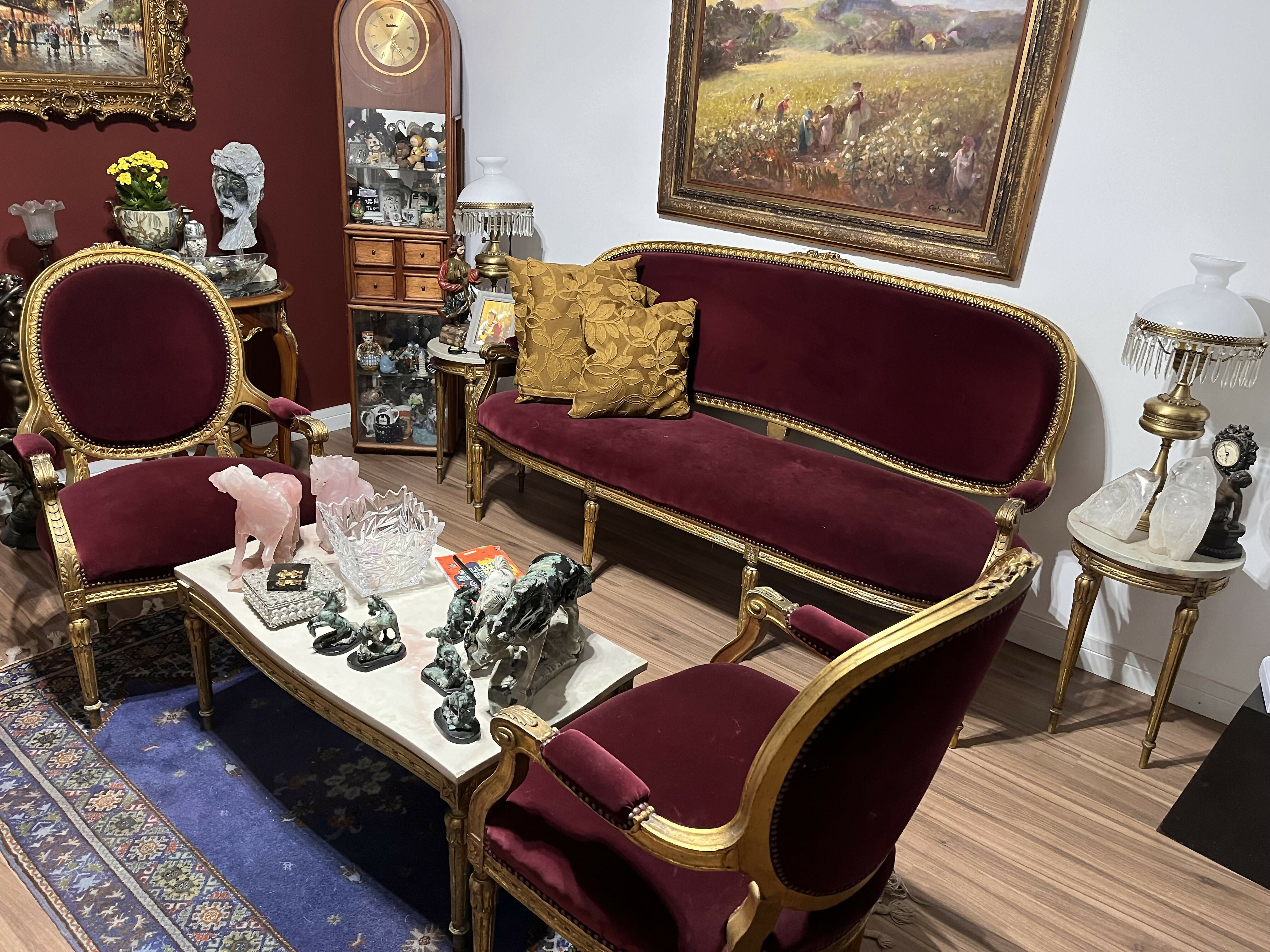 Conjunto Estofado Luís XV dourado em tecido vinho - Completo e em perfeito estado
